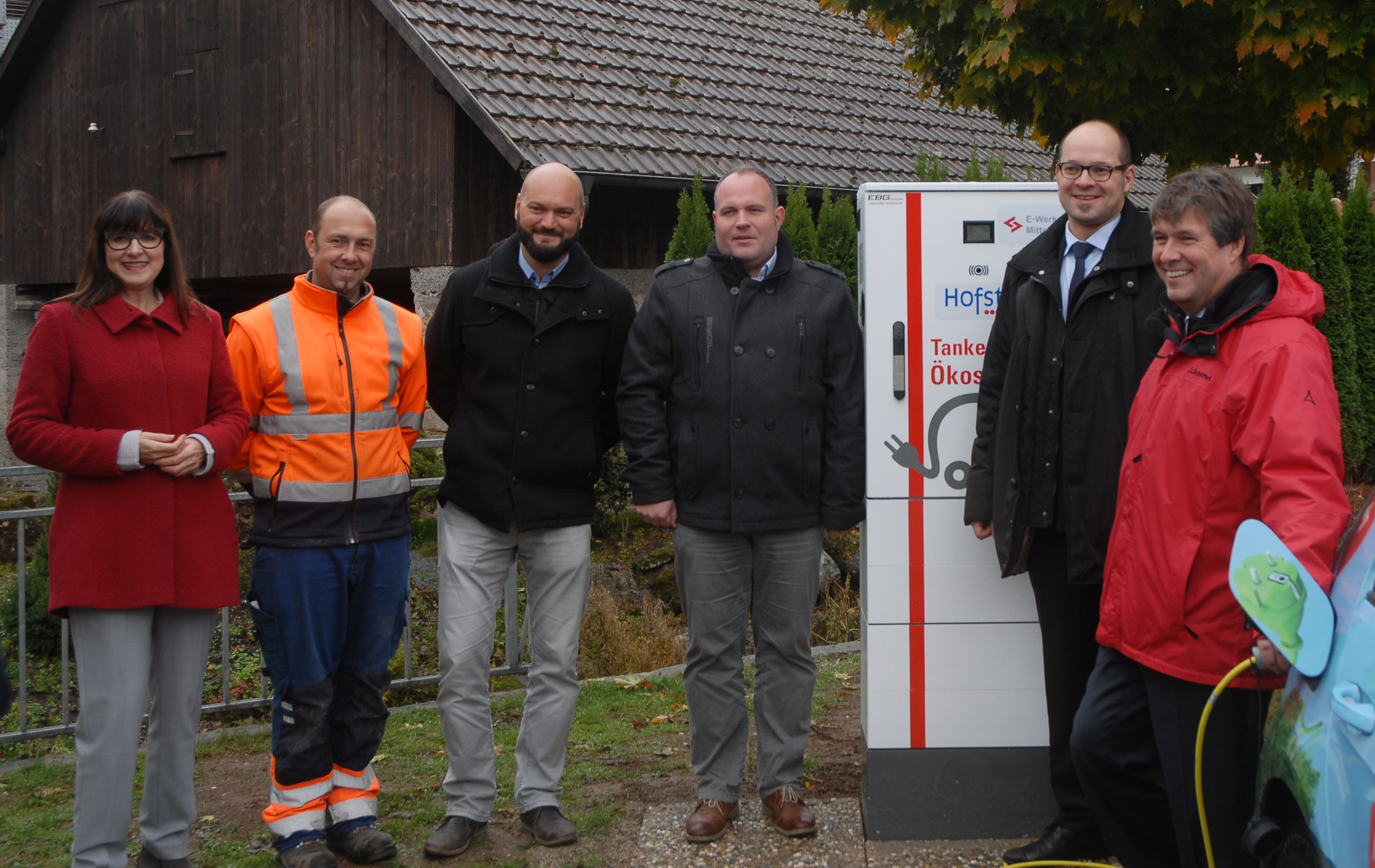 Inbetriebnahme der Ladestation in Hofstetten mit (von links) Anthea Götz (Leiterin Unternehmenskommunikation), Denny Schwendemann, Michael Mathuni, Mike Lauble, Bürgermeister Martin Aßmuth und Dr. Ulrich Kleine, Vorstand E-Werk Mittelbaden Foto: E-Werk Mittelbaden