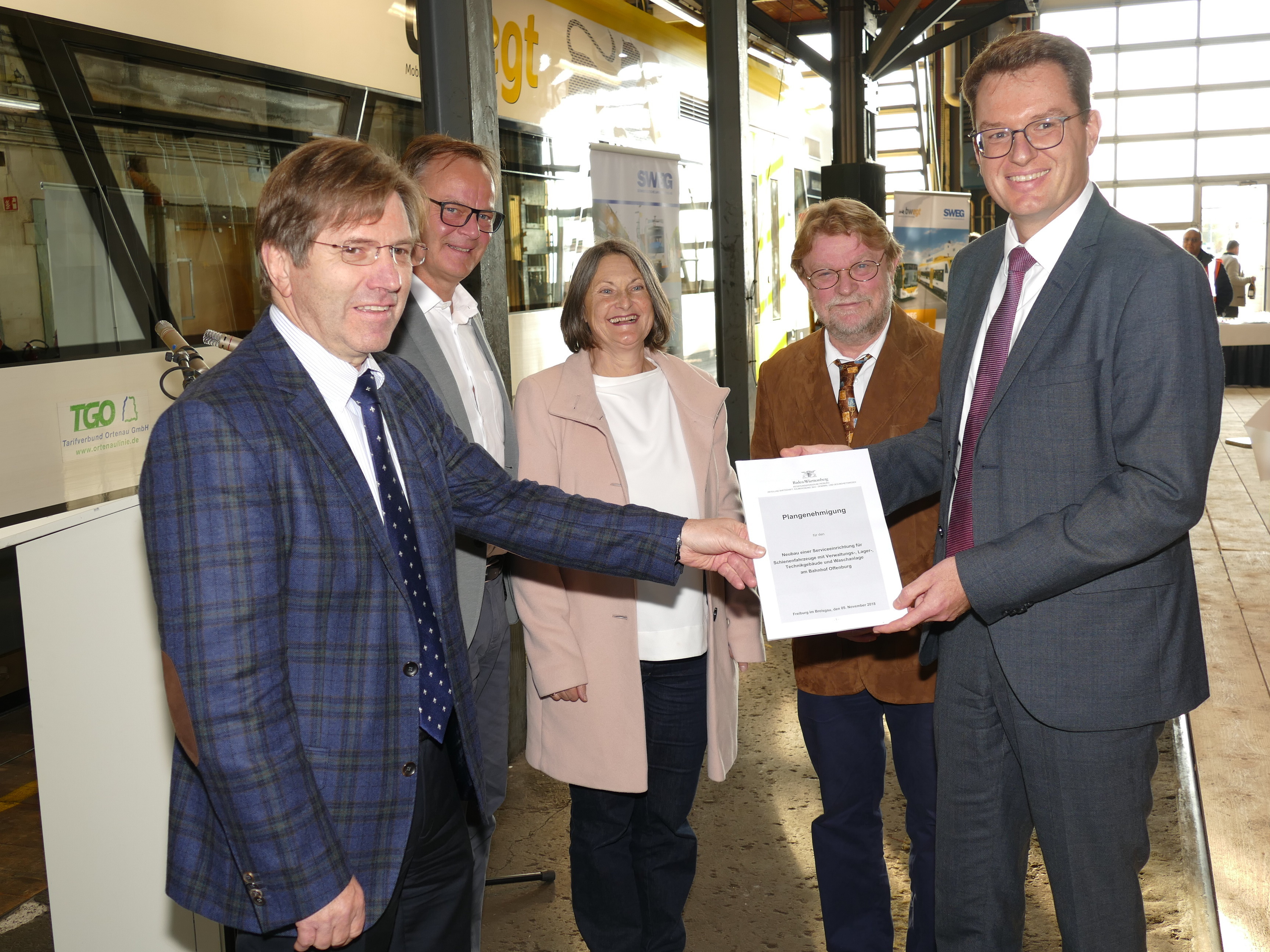 v. l. n. r. Johannes Müller, Frank Scherer, Bärbel Schäfer, Uwe Lahl, Tobias Harms bei der Übergabe des Planfeststellungsbescheides am Montag