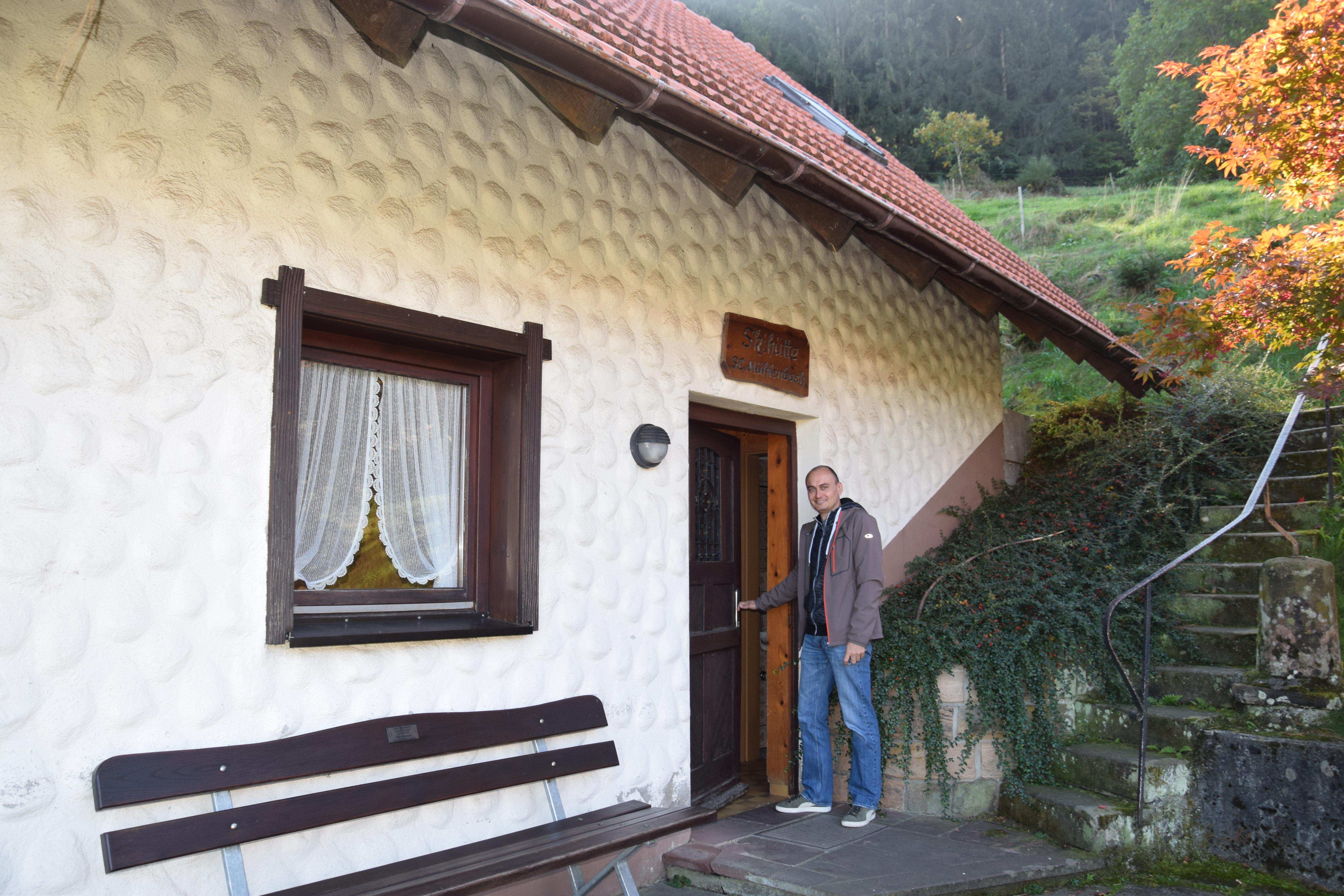 Frank Neumaier hat einen besonderen Bezug zur Skihütte. Foto: cao
