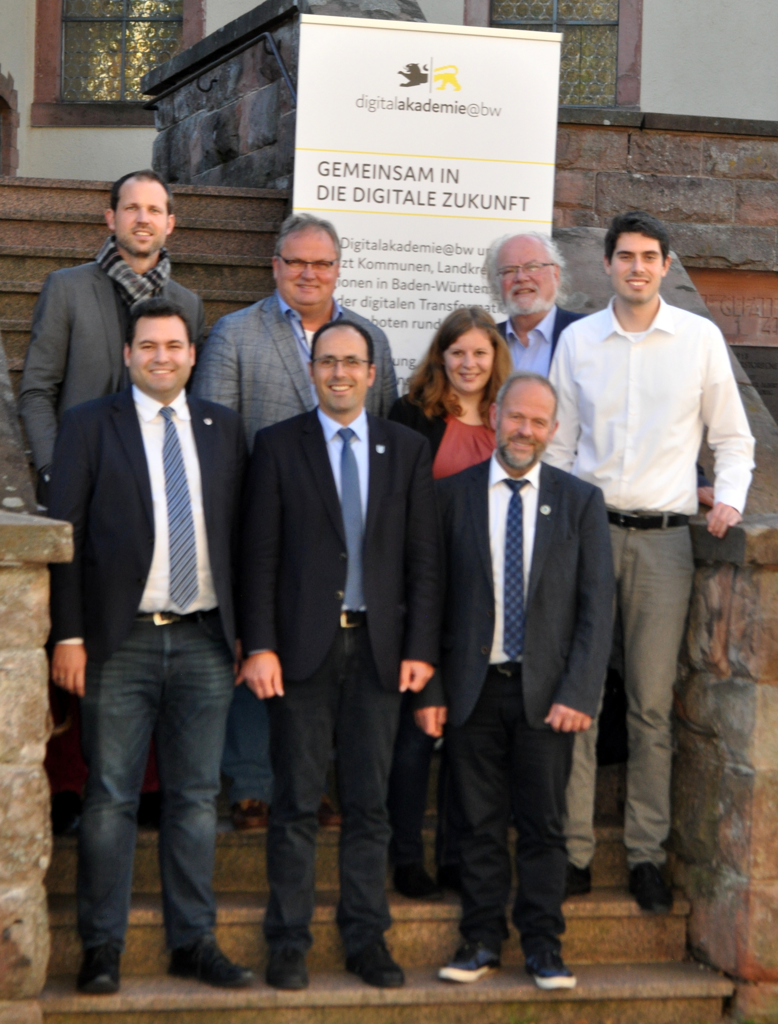 Team für die Entwicklung digitaler Lösungen (untere Reihe von links):
Die Bürgermeister Matthias Bauernfeind (Oberwolfach), Meinrad Baumann (Bad Peterstal-Griesbach), Bernhard Waidele (Bad Rippoldsau-Schapbach); obere Reihe von links: Steffen Braun (Fraunhofer-Institut), Axel Singer und Jennifer Hurth (Kur und Tourismus GmbH Bad Peterstal-Griesbach), Dr. Ralph Bürk (Digitalakademie), Patrick Ruess (Fraunhofer-Institut).