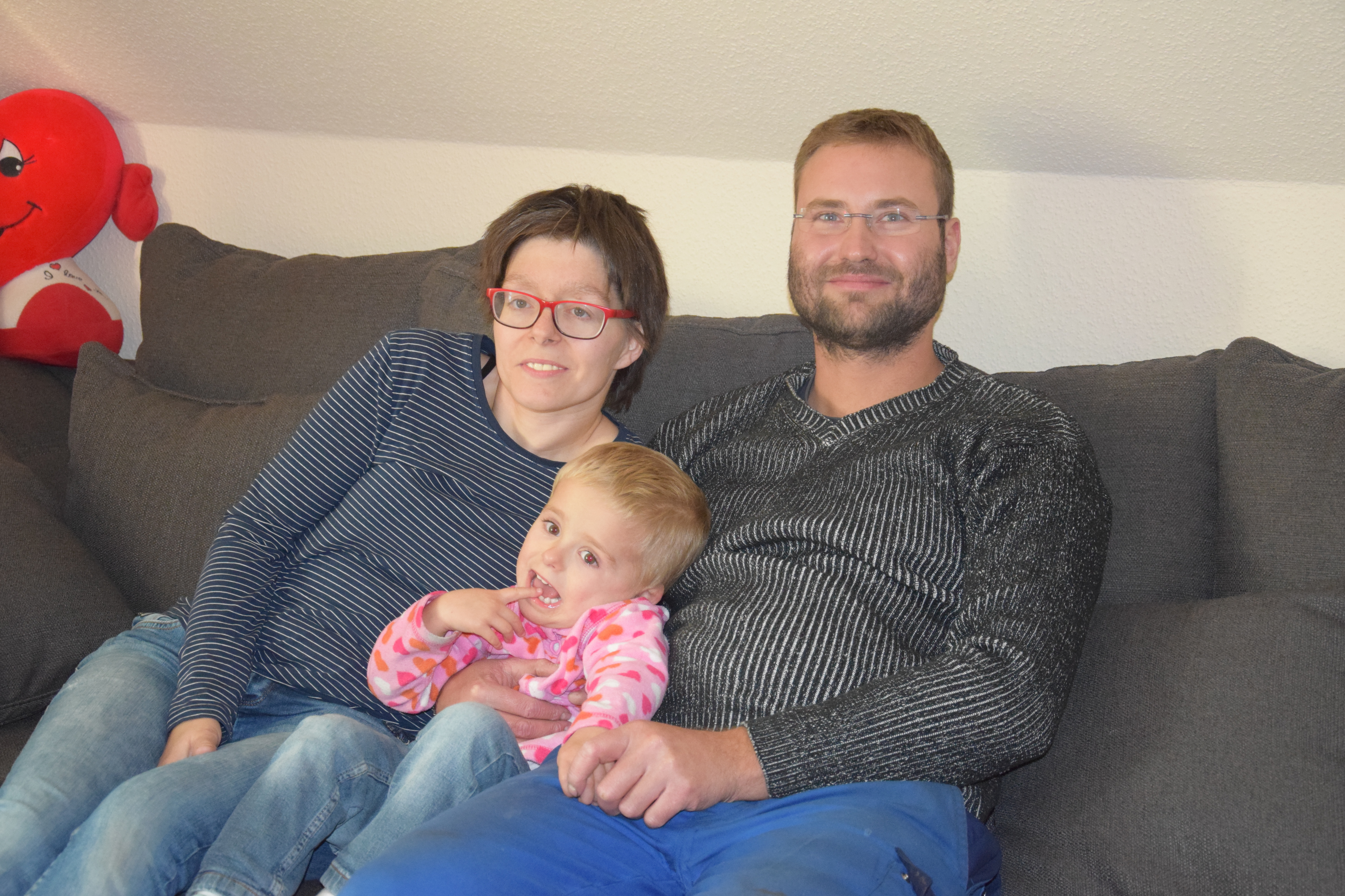 Sabine und Tobias Roser fördern ihre Tochter Sarina, bei der ein fehlendes Chromosom eine Entwicklungsstörung verursacht.