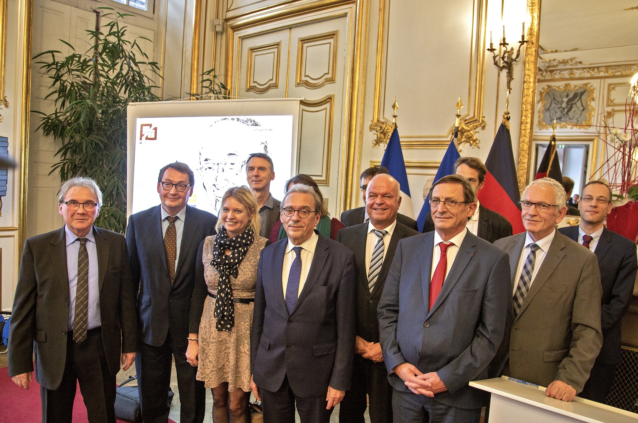Prof. Sylvain Schirmann (v. l.) Prof. Joachim Beck und Birte Wassenberg, Straßburgs OB Roland Ries, Präsident der Eurometropole Strasbourg Robert Herrmann, Vizepräsident des Generalrats Bas-Rhin Rémi Bertrand.