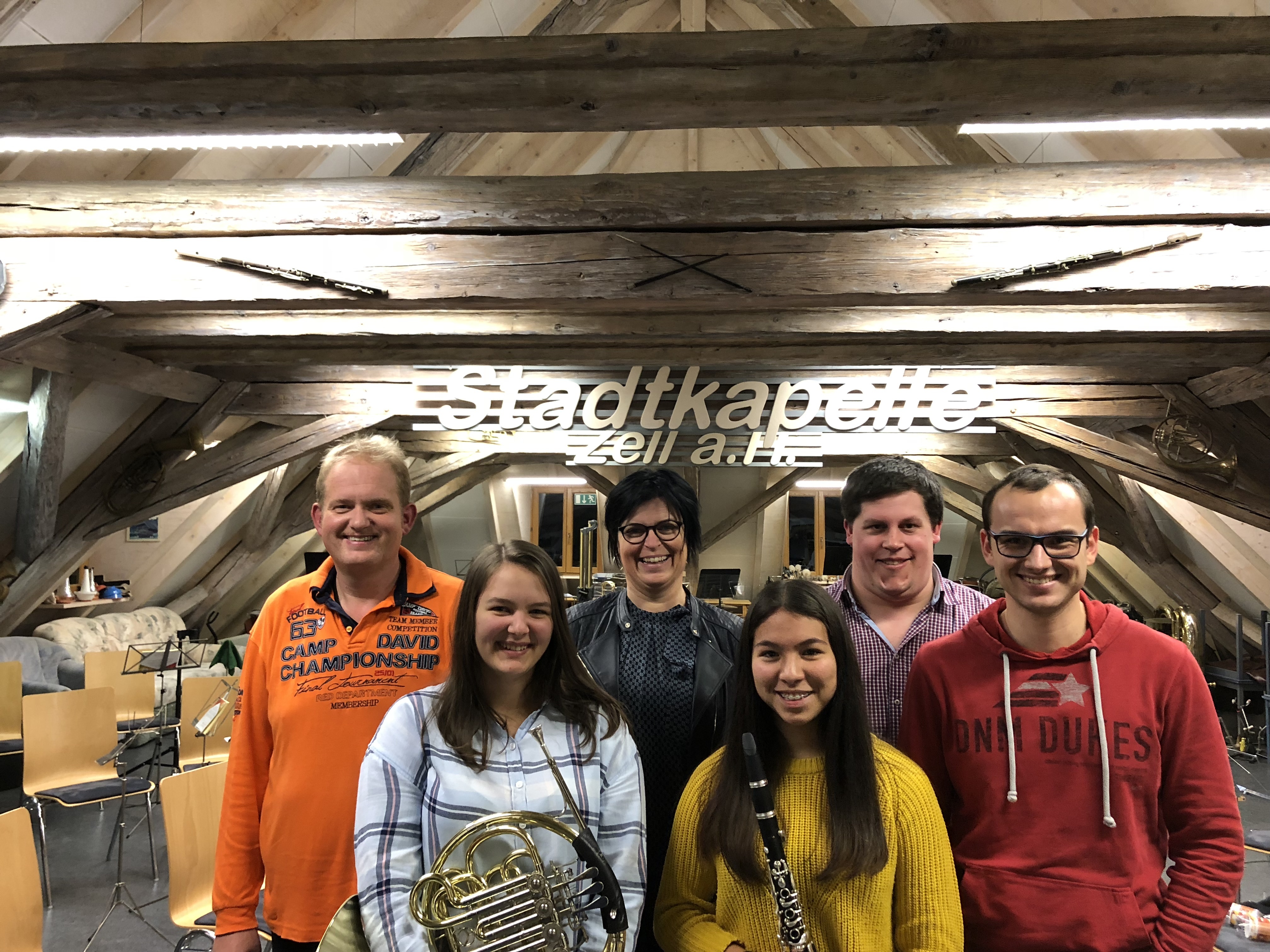 Die "Gold-Mädels" Carina Carbone (vorne rechts) und Amelie Dreher (vorne links) zusammen mit dem Dirigenten Stefan Polap und den Vorständen Petra Kühnpast, Georg Heitzmann sowie Sebastian Grillich.