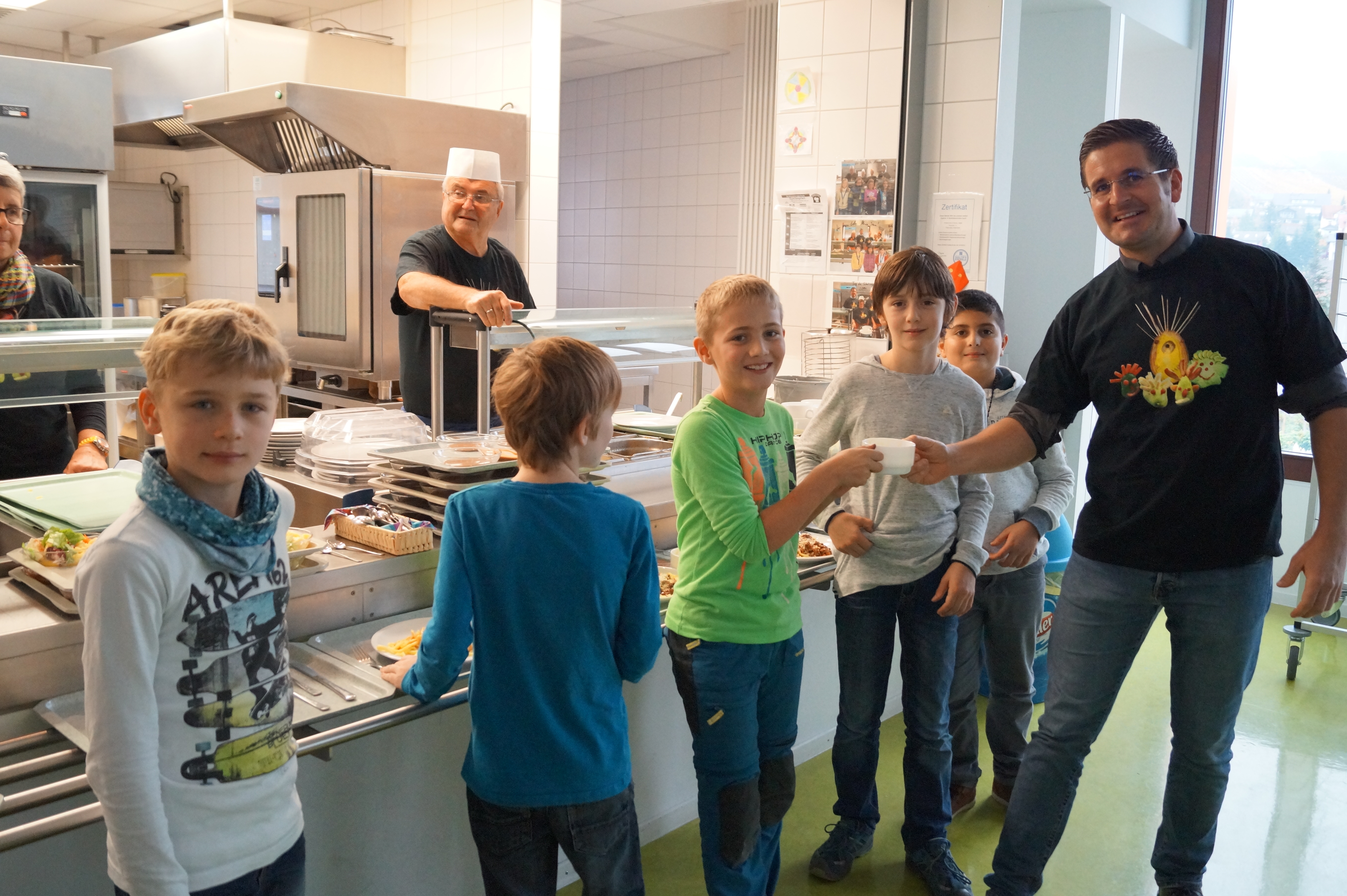 Bürgermeister Stefan Hattenbach kleckert auch als Küchenkraft nicht, sondern klotzt.
