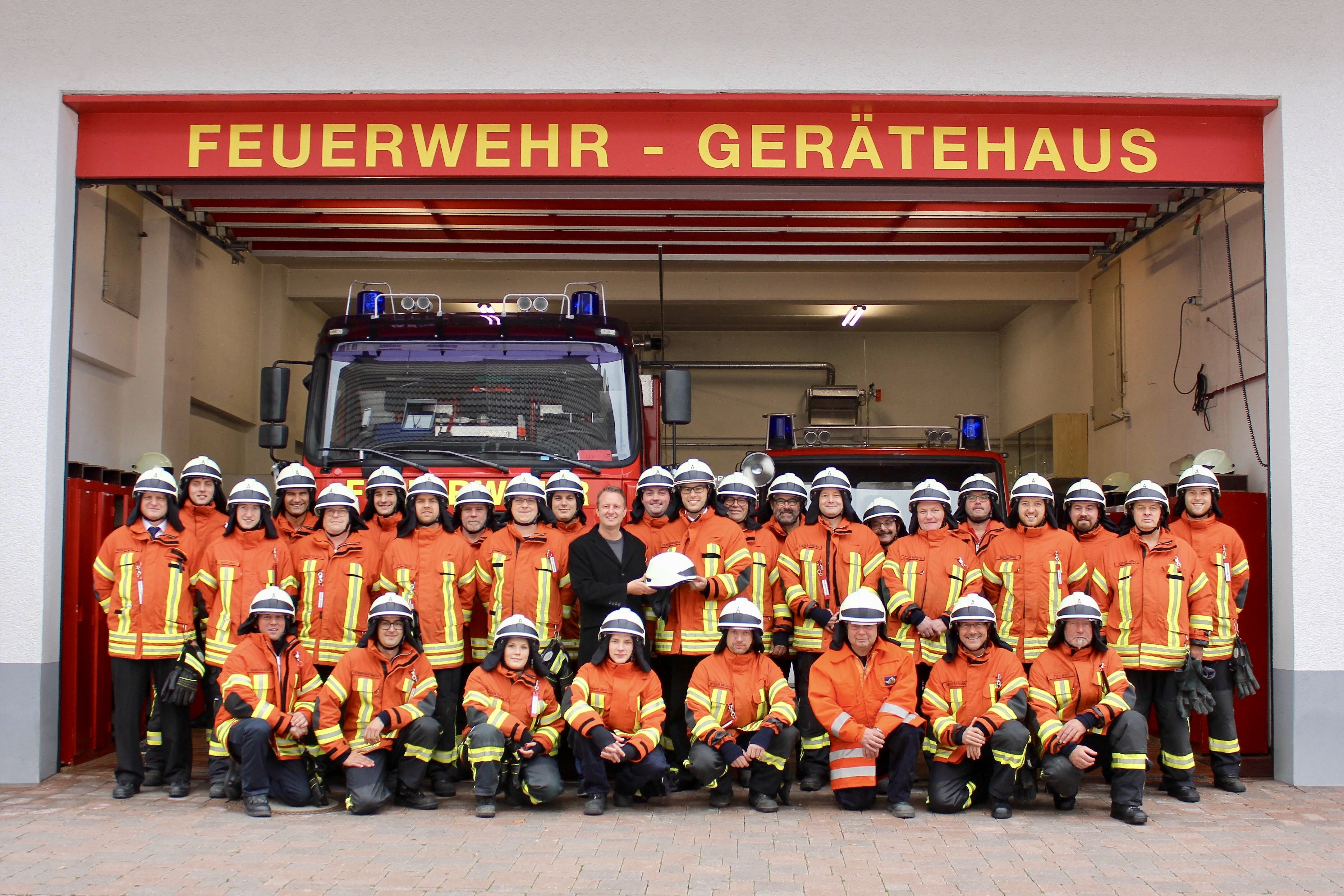 Pünktlich zur Hauptübung gab es neue Helme für die Feuerwehr.