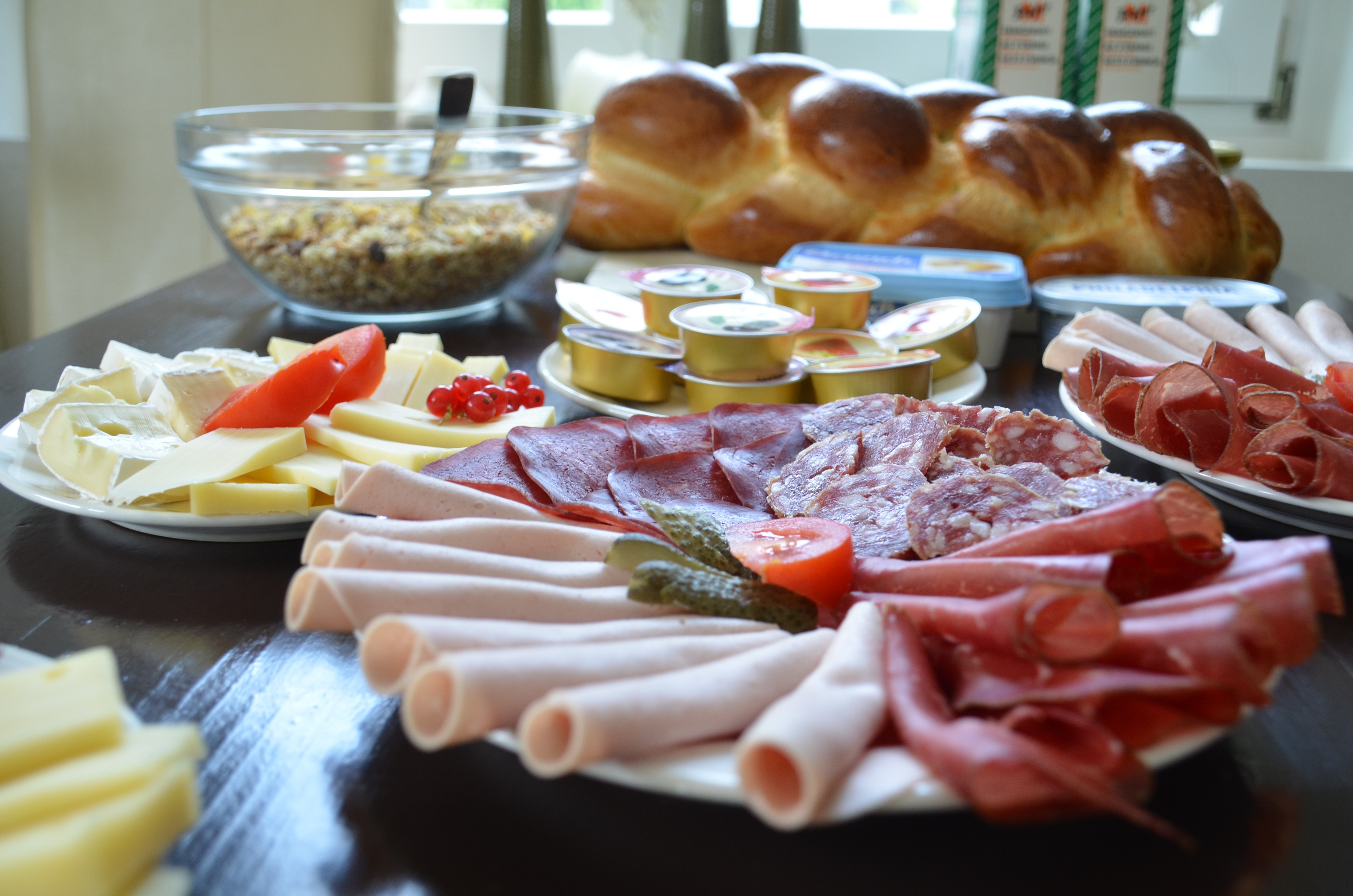 Wer zum Brunch einlädt, der sollte eine Auswahl von unterschiedlichen Speisen anbieten.