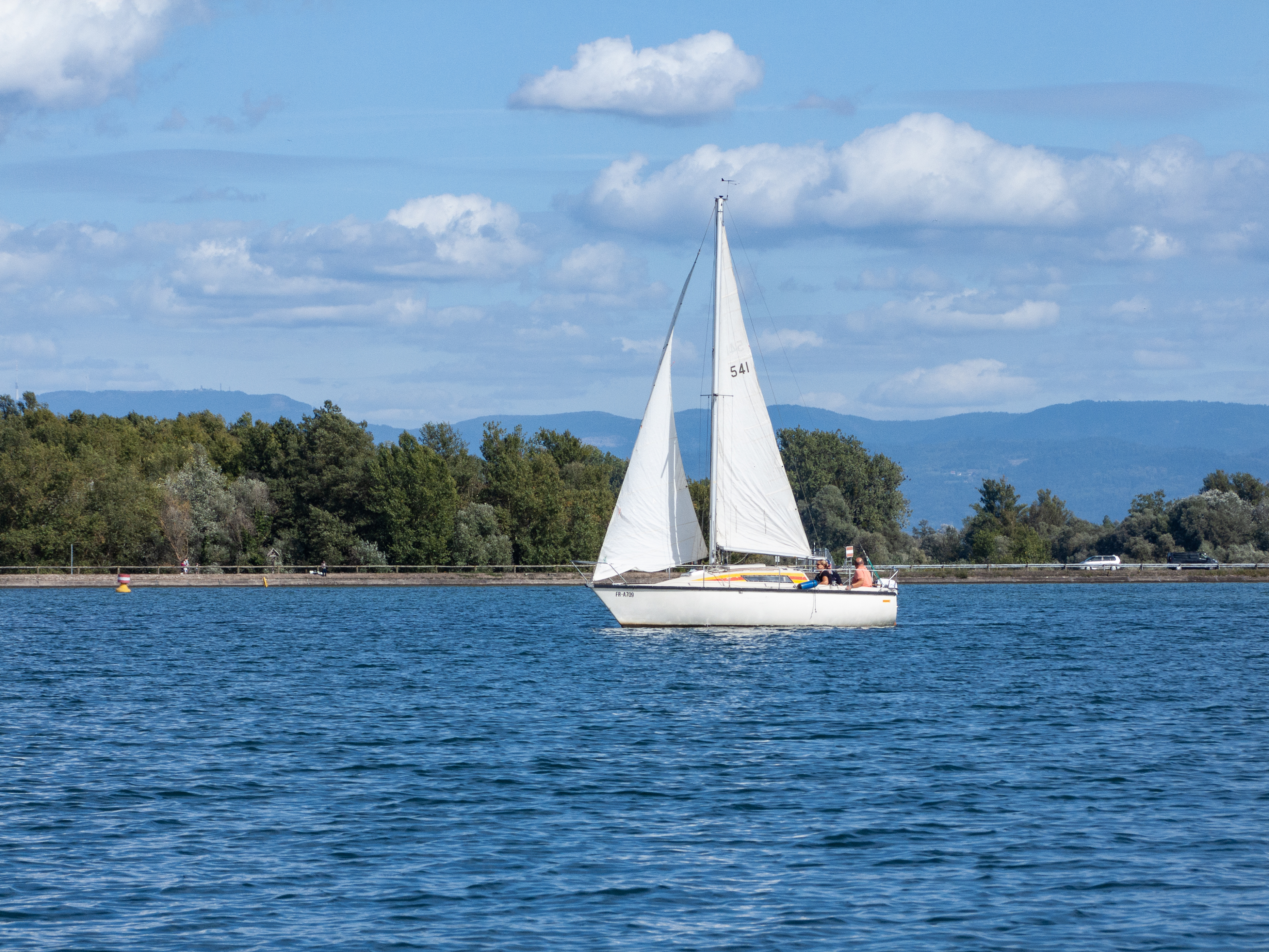 Die Seele baumeln lassen beim Segeln, das ist in einem der schönsten Reviere am Rhein – in Altenheim – möglich.