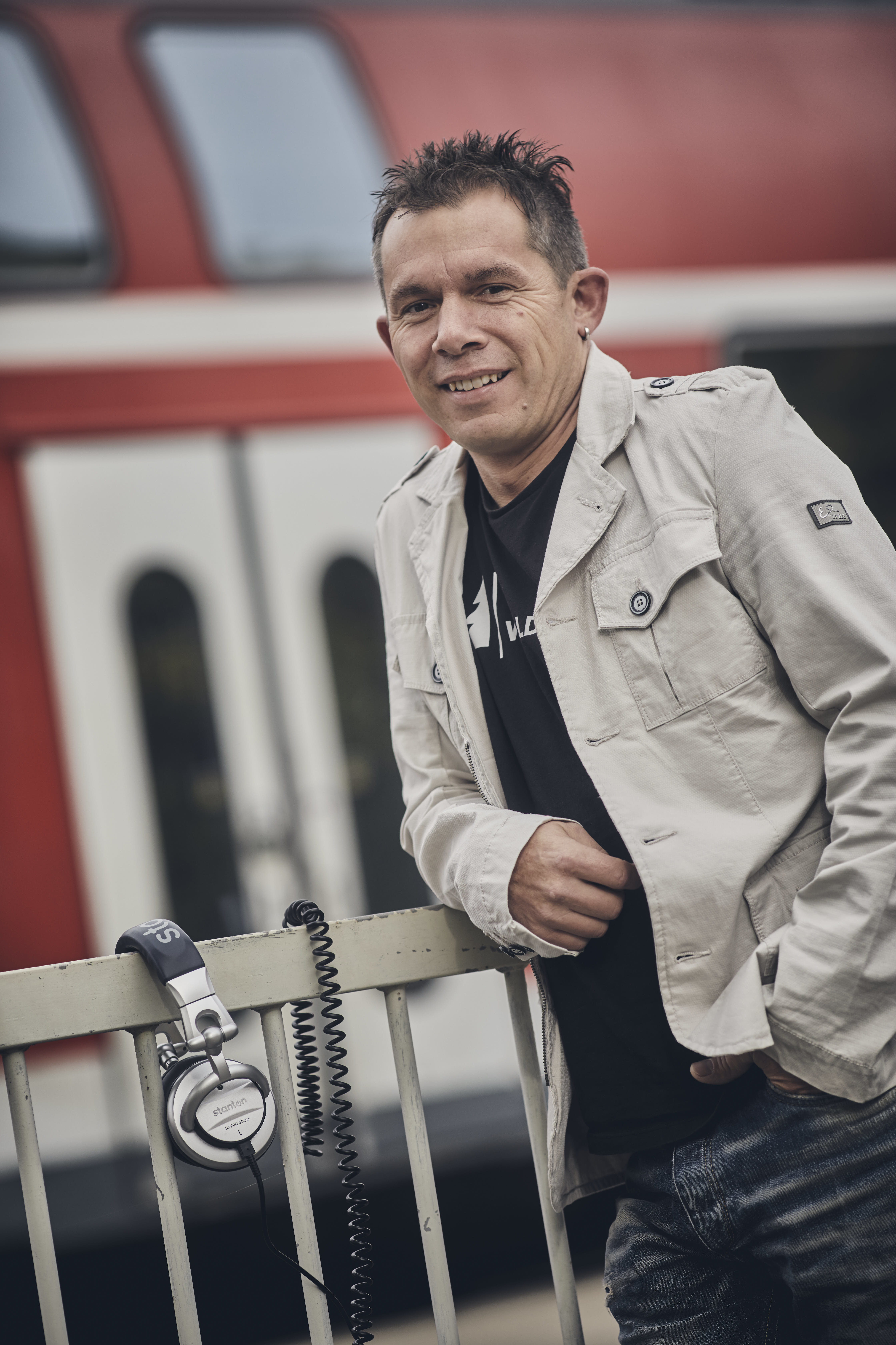 Thomas Schillinger hat Kopfhörer immer griffbereit. Auch auf seinen Touren quer durch Europa dürfen diese nicht fehlen. Doch auch in seinem eigenen Tonstudio sind sie unentbehrlich.
