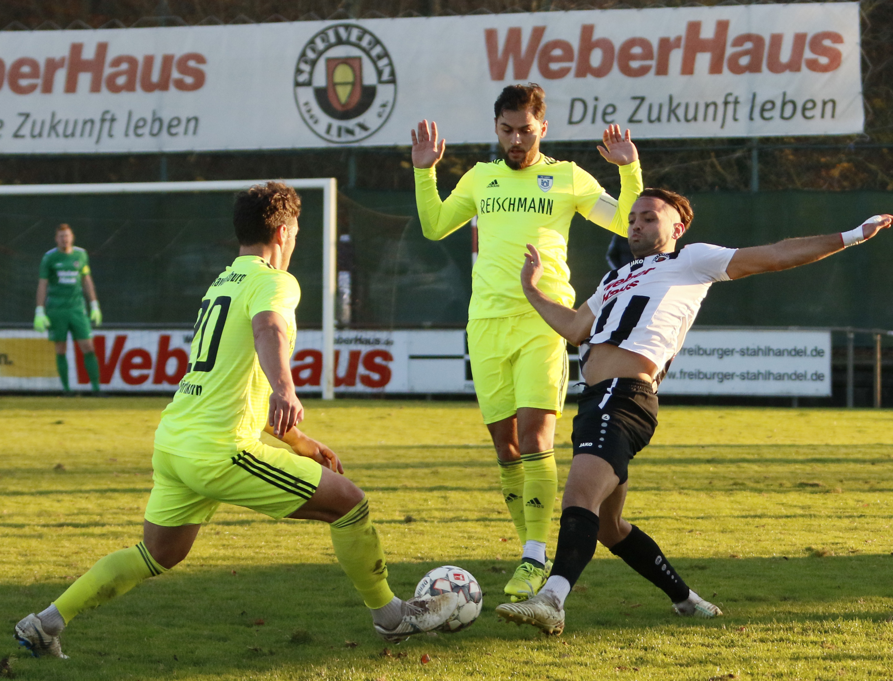 Der Linxer Sinan Gülsöy (rechts) versucht sich in einem packenden Duell gegen zwei Ravensburger Spieler durchzusetzen.
