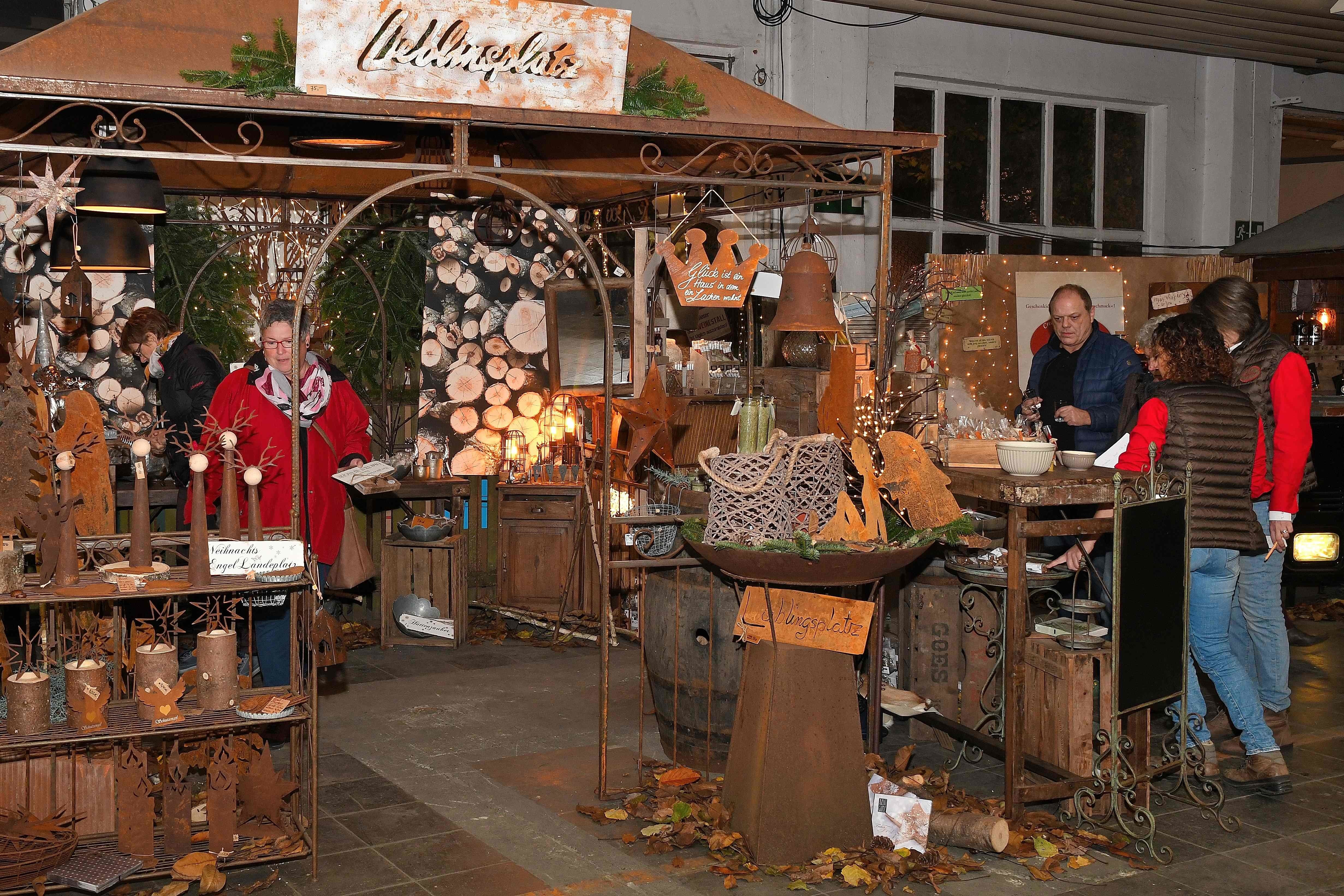 Viele Dekorations- und Geschenkideen sowie Produkte der Region präsentiert der Adventszauber Achern im Fabrikgebäude der Firma Segezha in Achern.