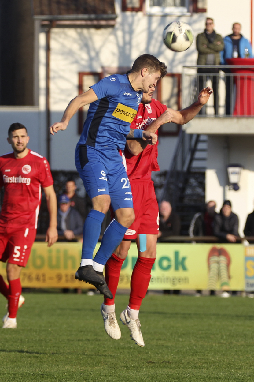 Der starke Daniel Flikovic vom SV Oberachern (vorne) im Kopfballduell mit Fabian Nopper vom Bahlinger SC (hinten).