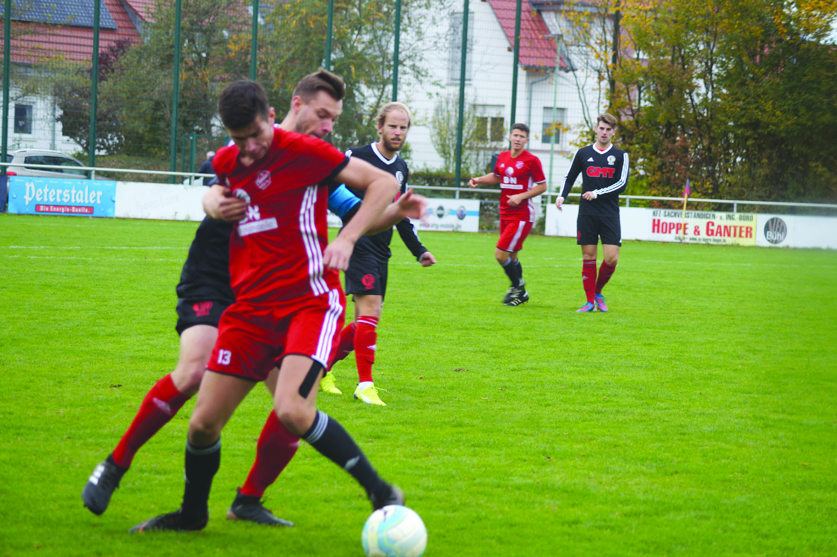 Der SC Hofstetten (rotes Trikot) spielte Unentschieden.
