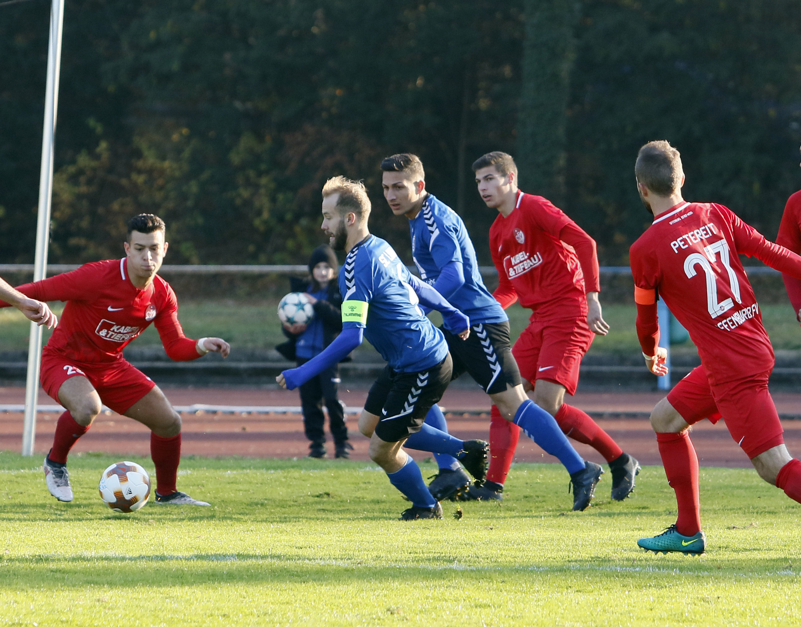 Spannende Szenen gab es im Derby zwischen dem SC Lahr (blaues Trikot) und dem Offenburger FV, in dem die Lahrer knapp mit 2:1 die Oberhand behielten.