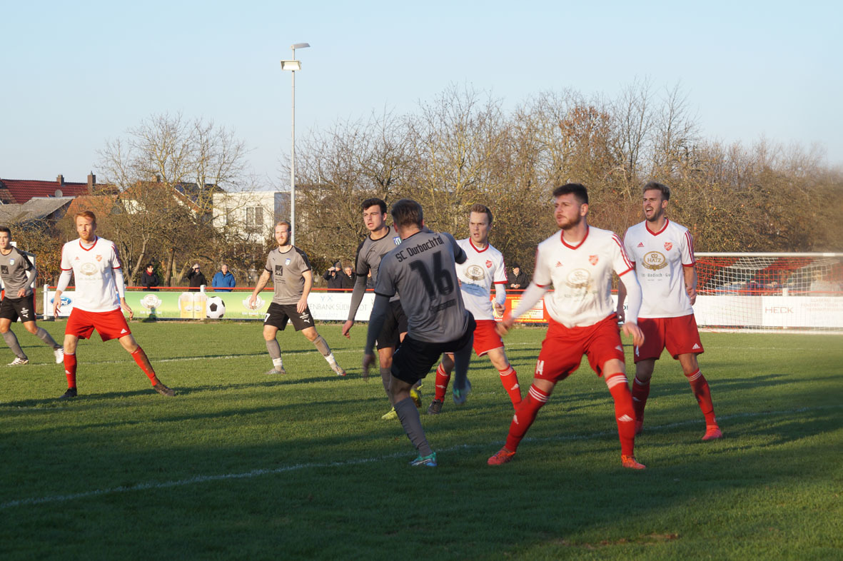 Der SC Durbachtal (graues Trikot) verliert in Elchesheim mit 2:3 und auch seinen Platz an der Spitze der Tabelle.