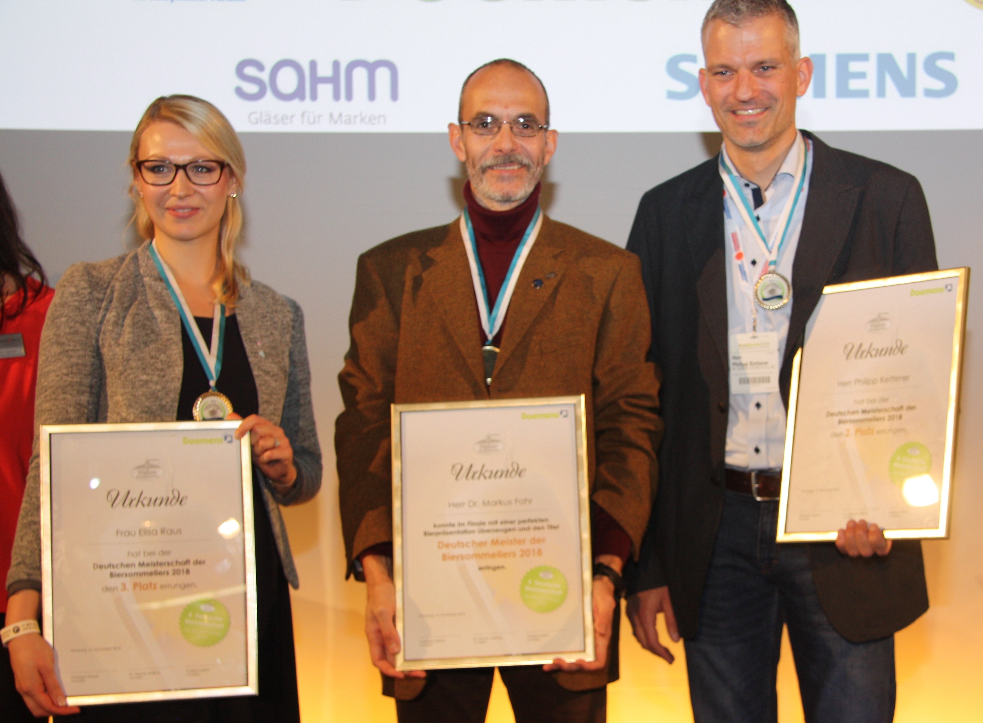 Strahlende Sieger der Deutschen Meisterschaft der Biersommeliers (v. l.) Elisa Raus, Dr. Markus Fohr und Phillip Ketterer