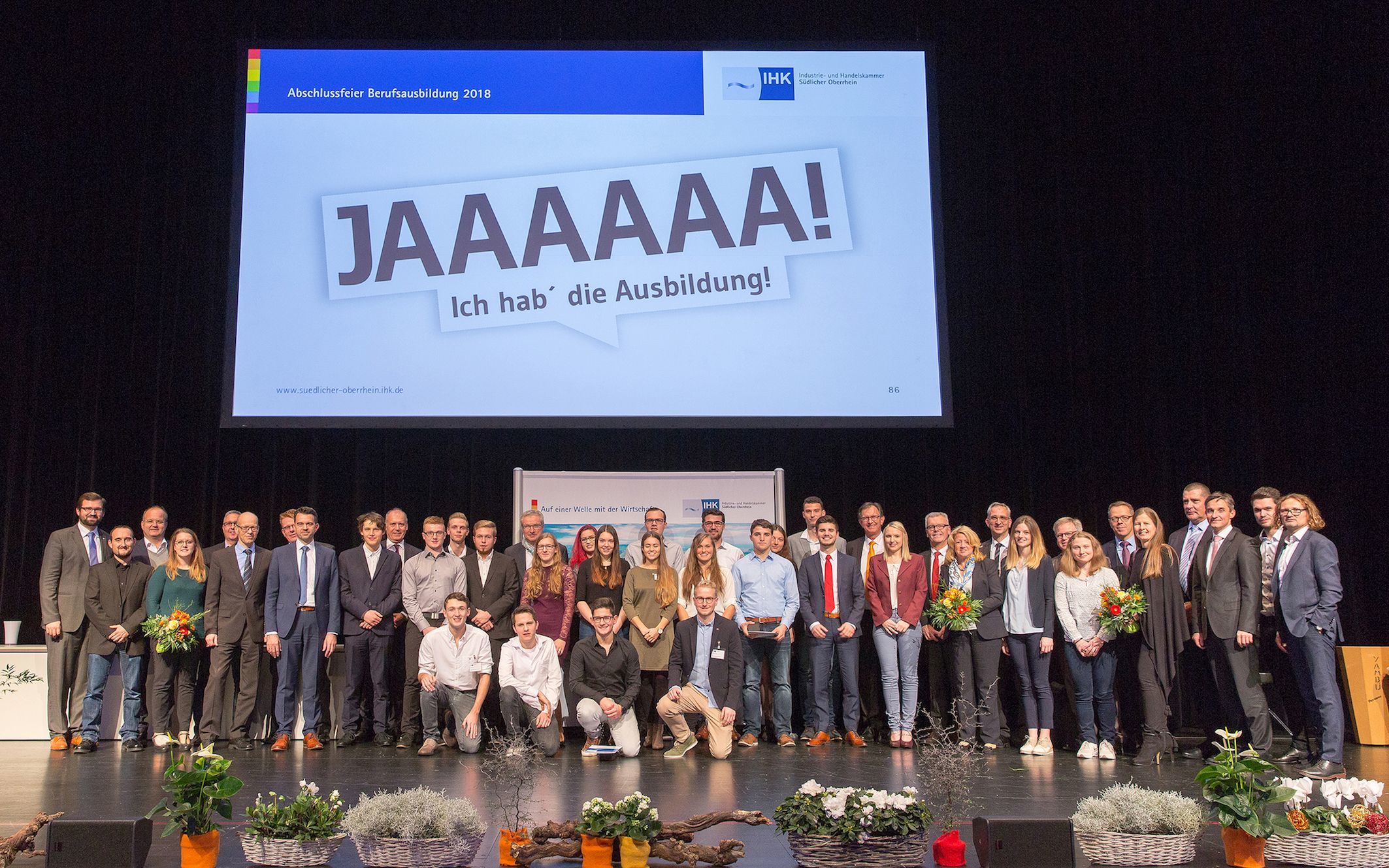 Preisträger, Preisstifterstifter, Ausbilder, Geehrte und Beste zusammen mit Simon Kaiser, Leiter des Geschäftsbereichs Aus- und Weiterbildung bei der IHK Südlicher Oberrhein (l.), und Dr. Steffen Auer, Präsident der IHK Südlicher Oberrhein (3. v. r.)
