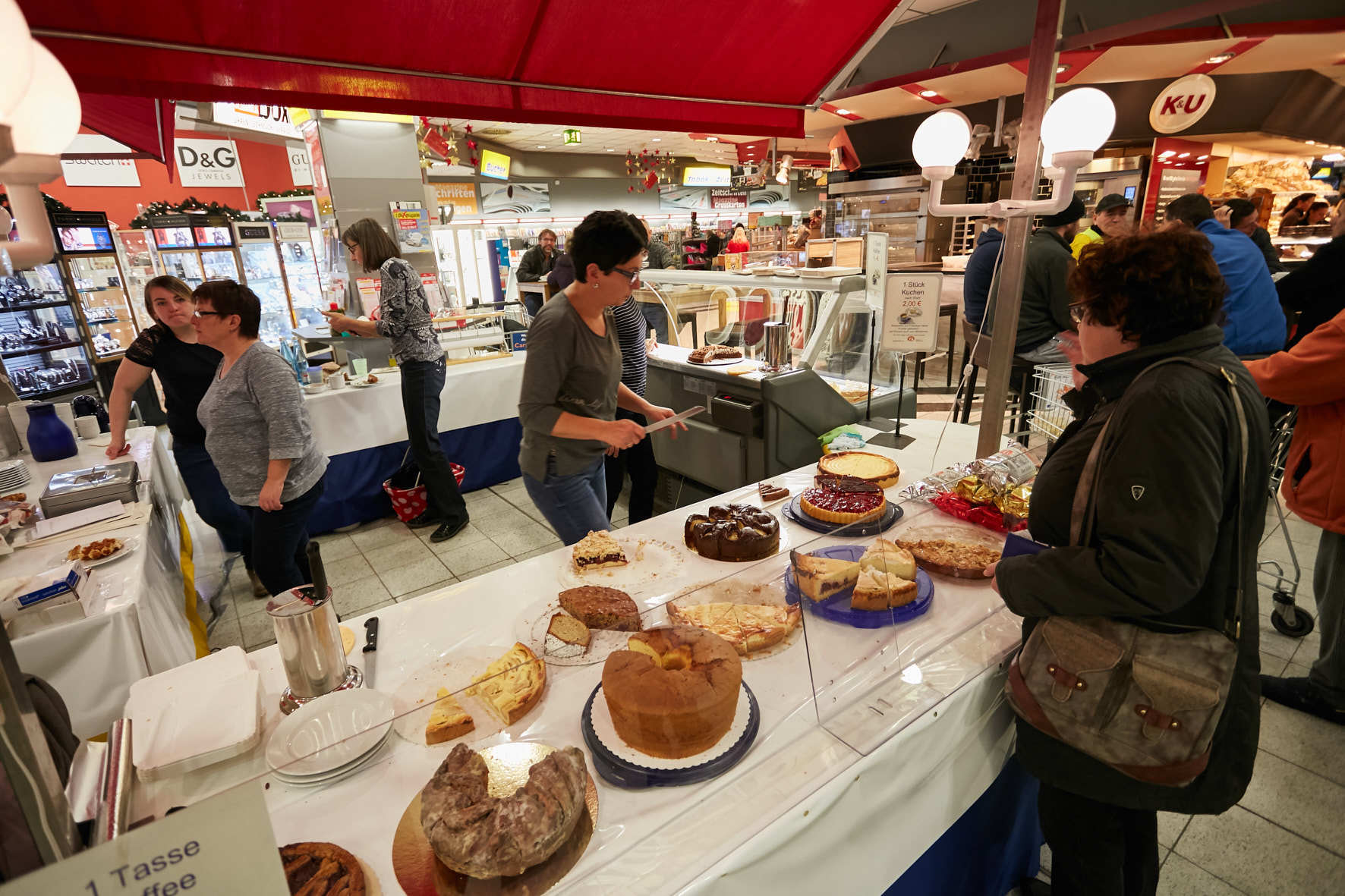 Der Kuchenverkauf ist eine der Aktionen rund um die Tombola. Bei allen werden viele helfende Hände gebraucht.
