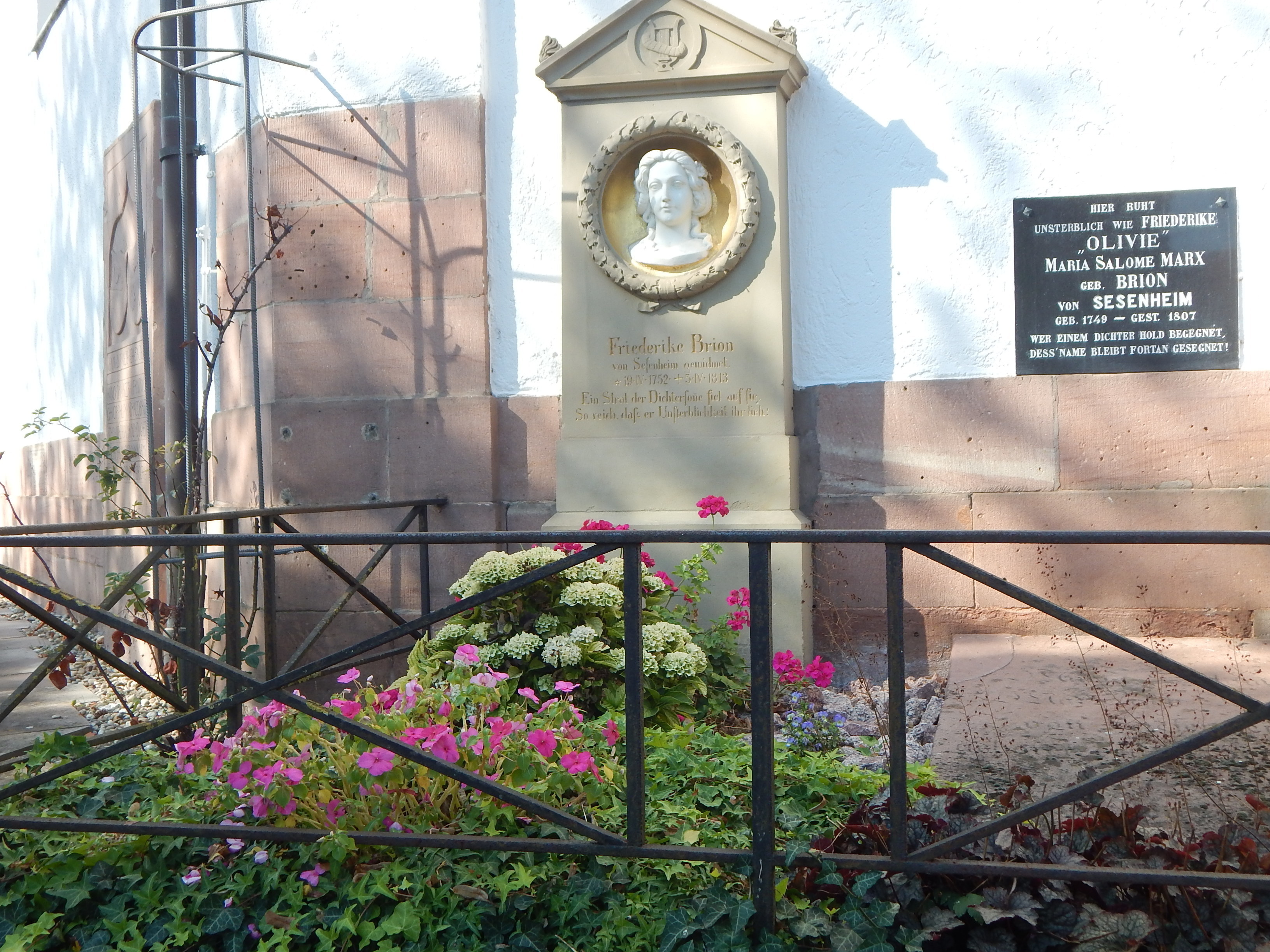 Auf der Rückseite der Meißenheimer Kirche befindet sich das Grabmal von Friederike Brion.