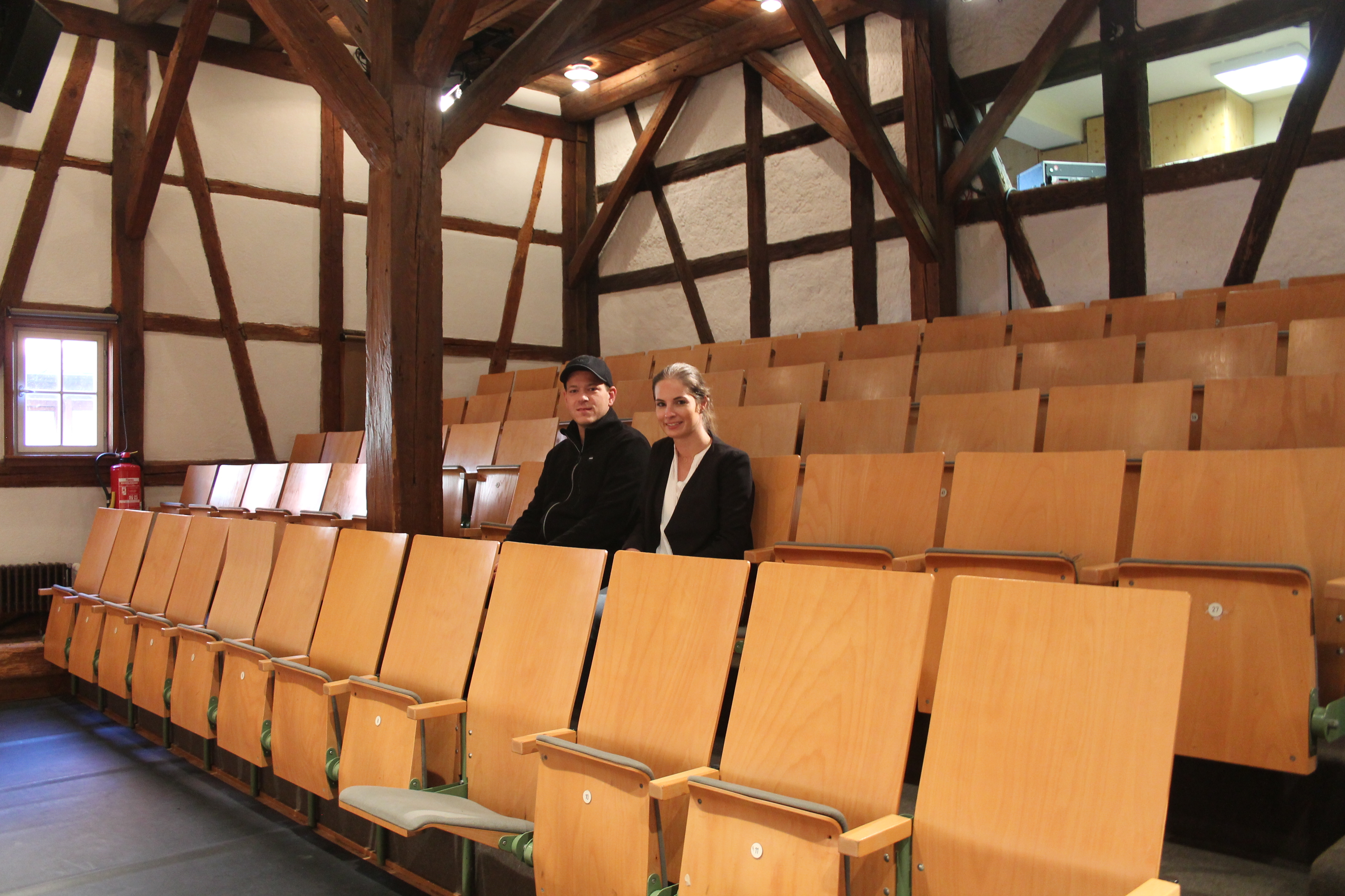 Andreas Huber (l.) und Isabell Hartmann nehmen im Zuschauerraum des frechen Hus Platz. Normalerweise ist Andreas Huber rechts oben in der Veranstaltungstechnik zu finden. Isabell Hartmann arbeitet für die Stadt im Bereich Kultur.