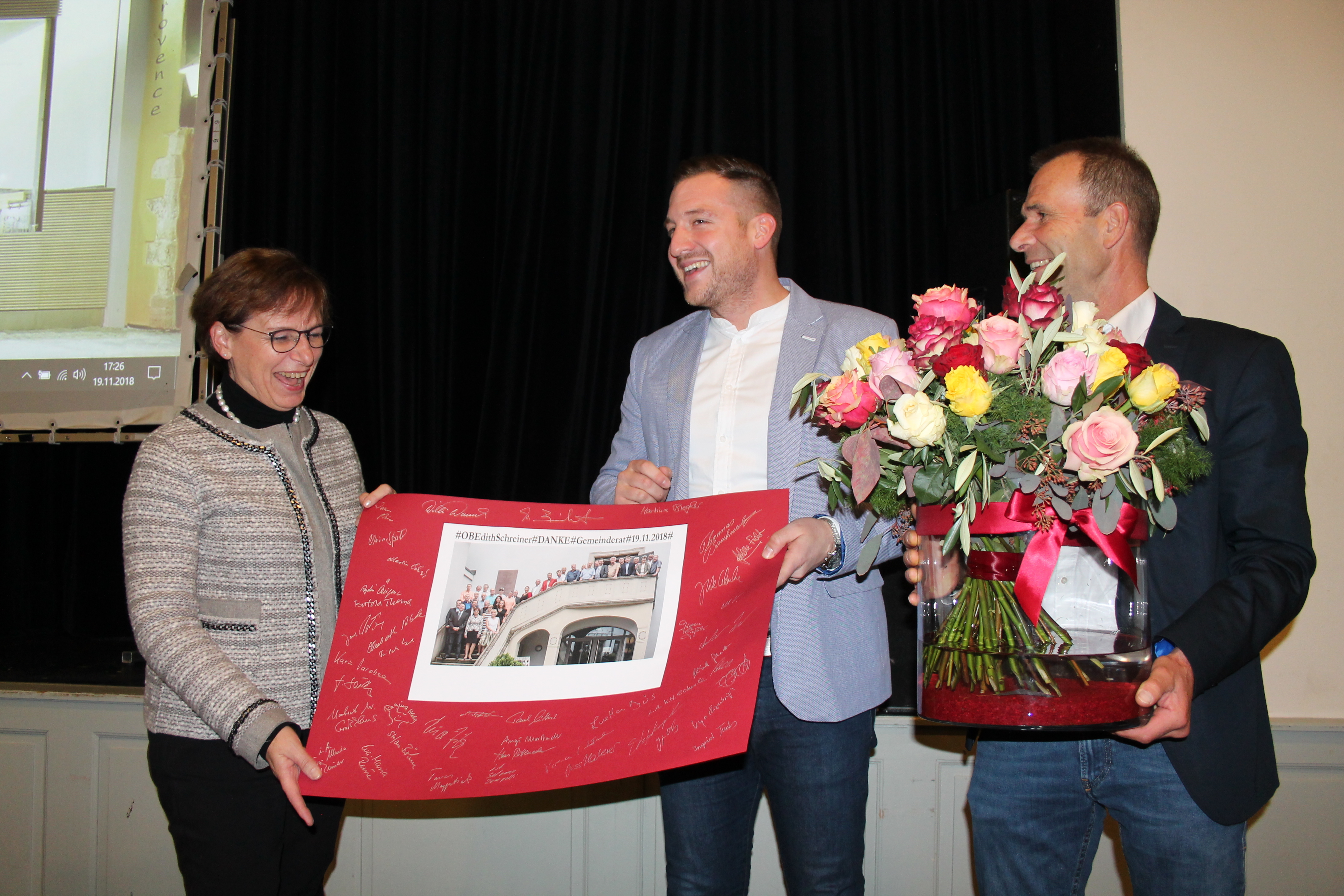 Ein Strauß Rosen und ein Bild des aktuellen Gemeinderates überreichten Stefan Konprecht (Mitte) und Thomas Bauknecht an Edith Schreiner (links).