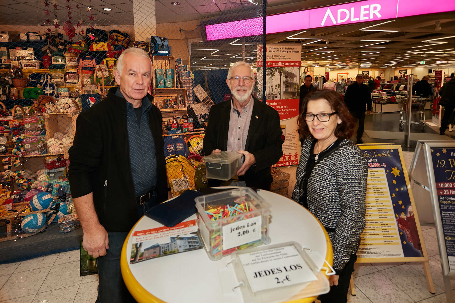Lose verkaufen und Loskäufern die Tombola erklären – eine Ehrensache für viele Helfer.