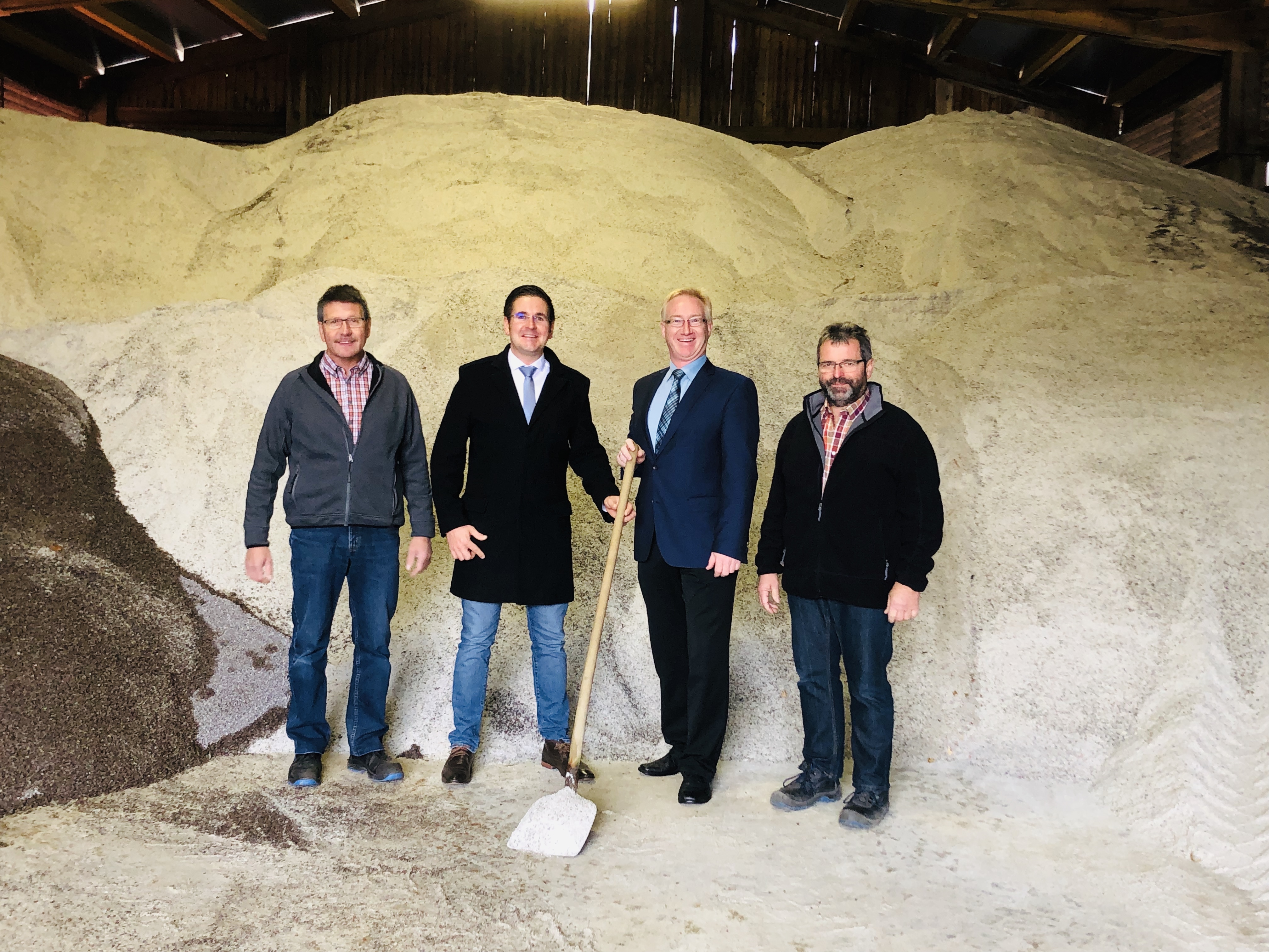 Bauhofleiter Berthold Litsch (v. l.), Bürgermeister Stefan Hattenbach, Bürgermeister Hans-Jürgen Decker und Bauhofleiter Willibald Käshammer vor 500 Tonnen Salz, das von den beiden Gemeinden Kappelrodeck und Ottenhöfen für den kommunalen Winterdienst eingelagert wurde.