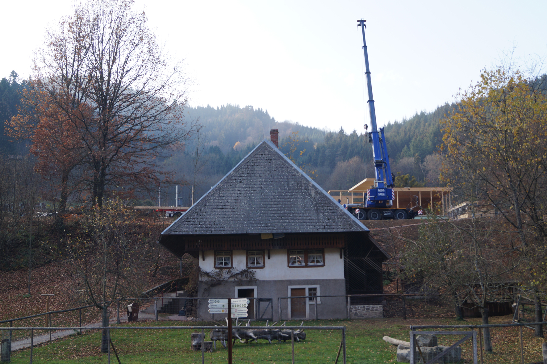 Aufbau Museumspädagogischer Pavillon: Der Ortenaukreis-Pavillon findet dauerhaft Platz auf dem Gelände des Freilichtmuseums Vogtsbauernhof und wird dort für museumspädagogische Aktionen genutzt.