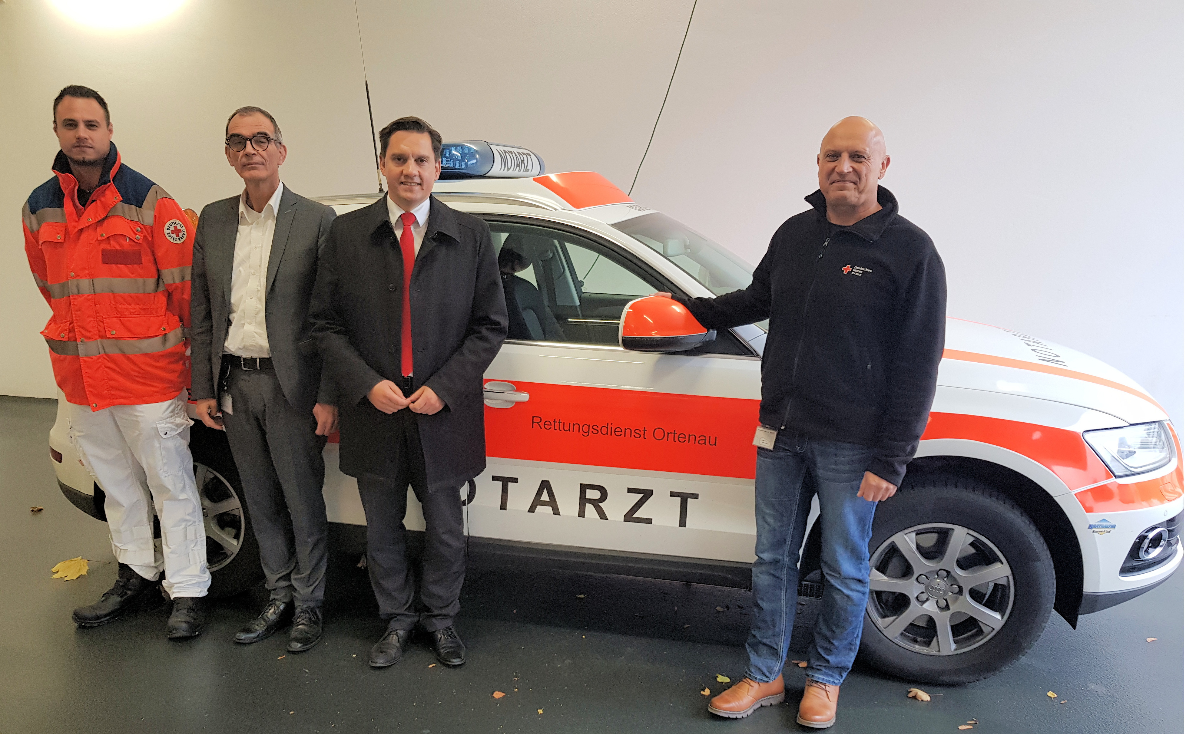 Personen auf dem Bild (vlnr): Simon Schulz, Rettungsassistent, Michael Haug, Geschäftsführer DRK, Dr. Johannes Fechner, MdB, Herr Klaus Zapf, Rettungsdienstleiter