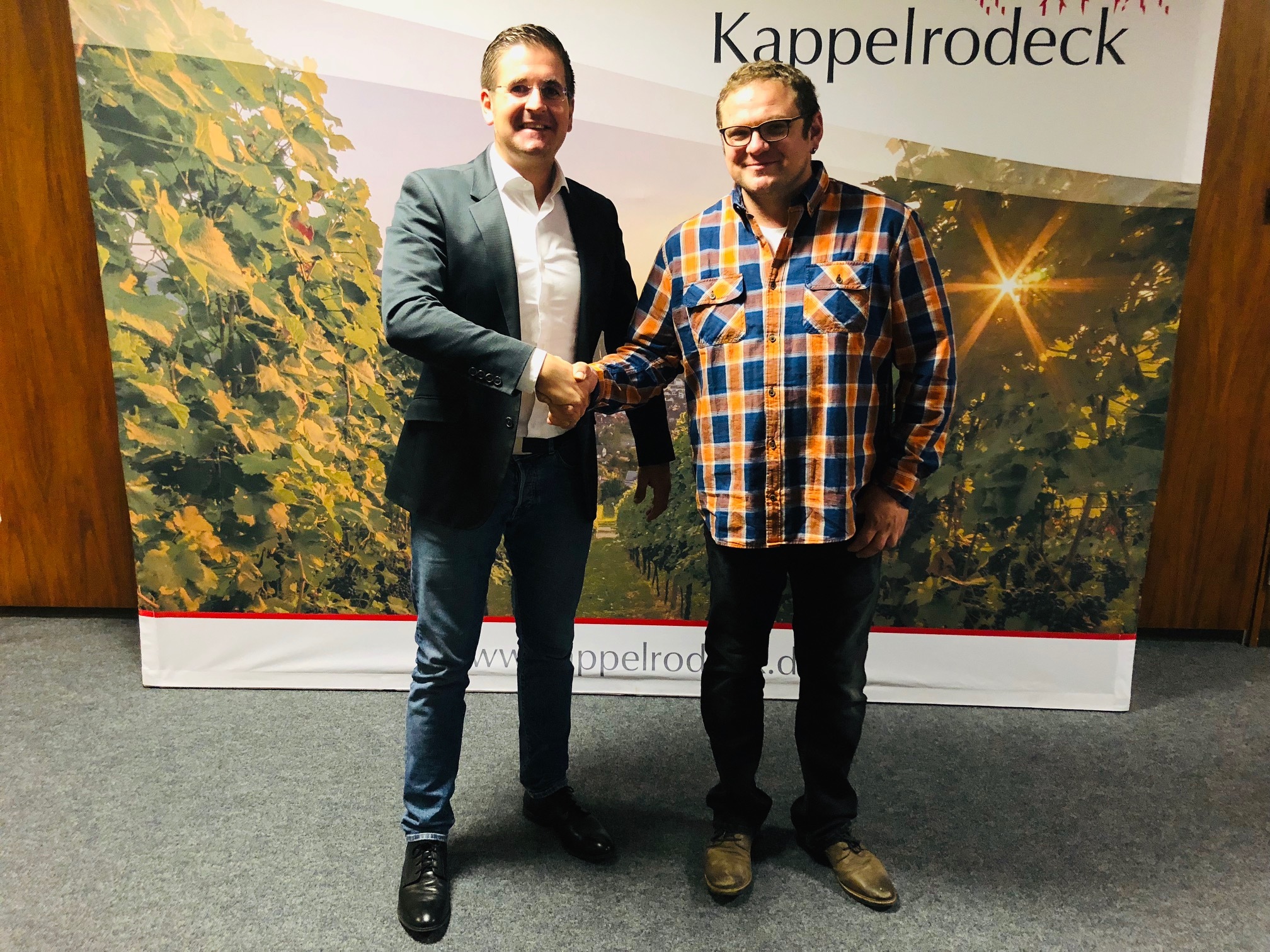 Stefan Hattenbach, Vorsitzender des Achertäler Verbandes, verpflichtet Rainer Schneider als neue Entsorgungs-Fachkraft für die Kläranlage in Kappelrodeck.