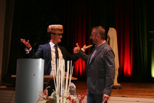 Eine für das Hanauerland typische Fellmütze gab es von den Vereinen von Reiner Hetzel obendrauf. | Foto: rek