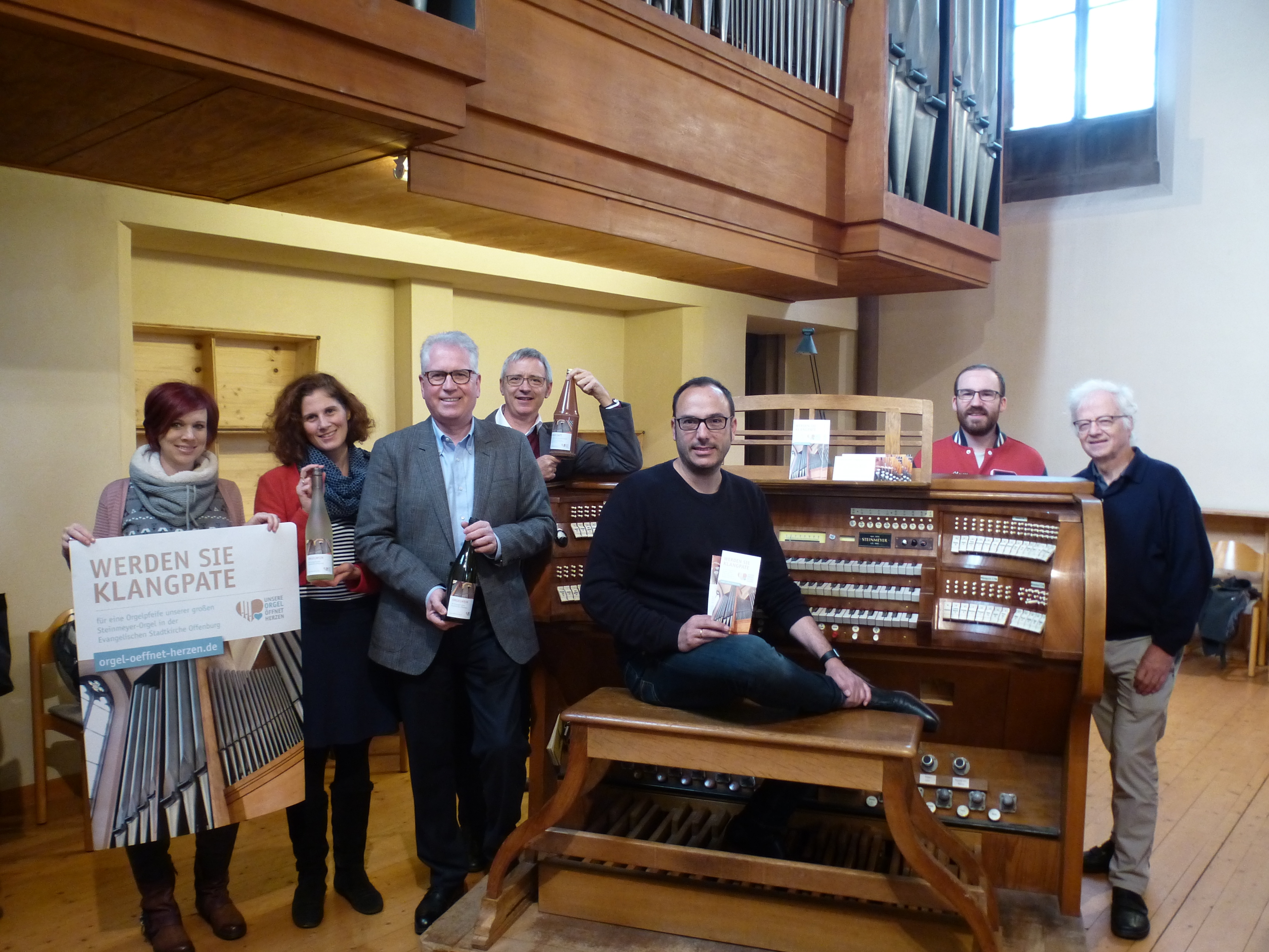 Simone Schmidt (v. l.), Franziska Clemen, Frank Wellhöner, Christian Kühlewein-Roloff, Traugott Fünfgeld, Daniel Kistner und Werner Pohl sammeln Geld für die Sanierung der Steinmeyer-Orgel.