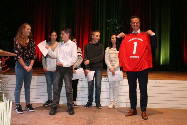 Als Torwart hat sich Marco Steffens qualifiziert und bekommt das Trikot von der Moscherosch-Schule. | Foto: rek