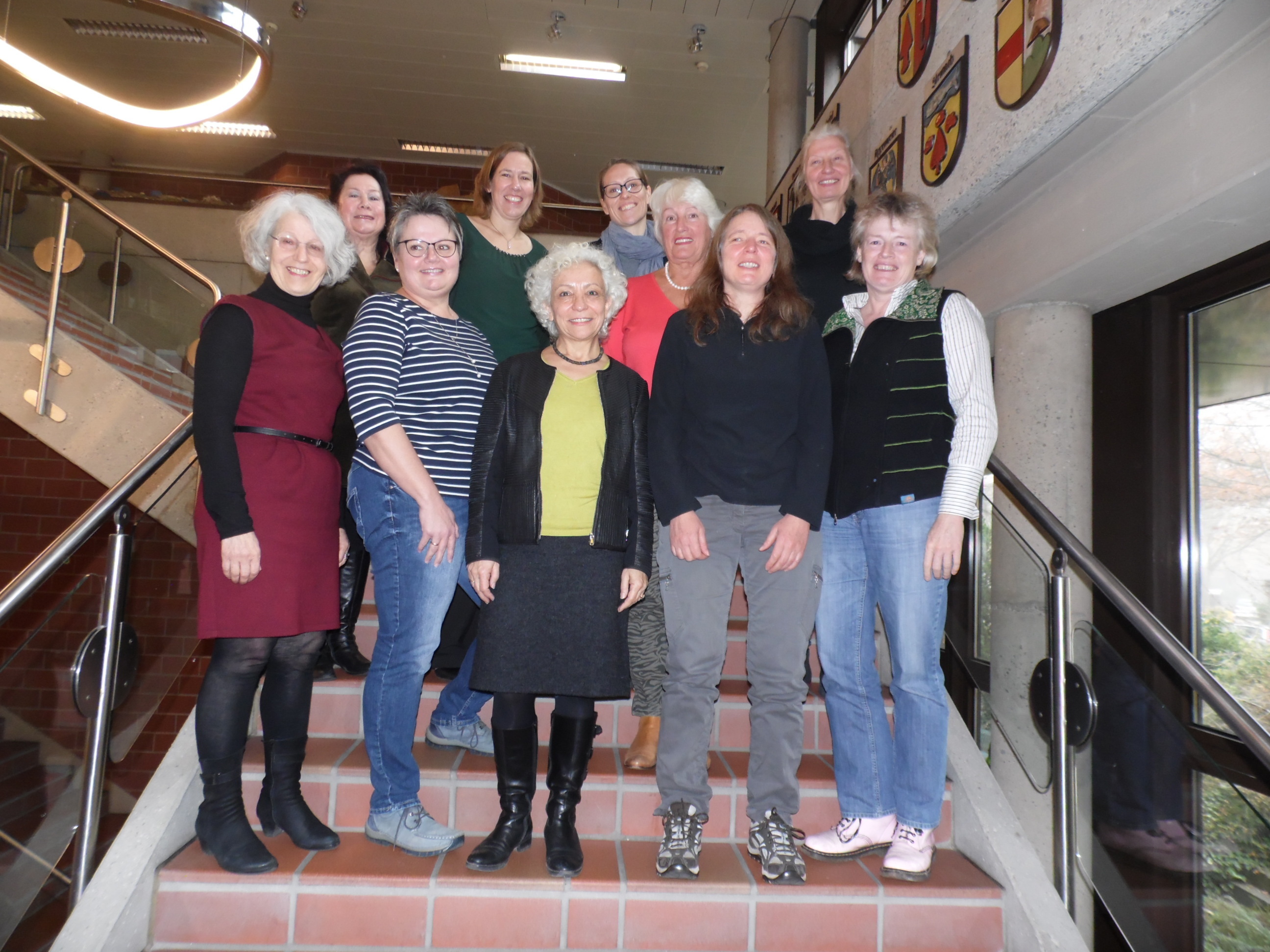 Regina Geppert, Gleichstellungsbeauftragte der Stadt Offenburg (l.), und Pascale Simon-Studer, Gleichstellungsbeauftragte des Ortenaukreises (Mitte), mit einem Teil der Teilnehmerinnen