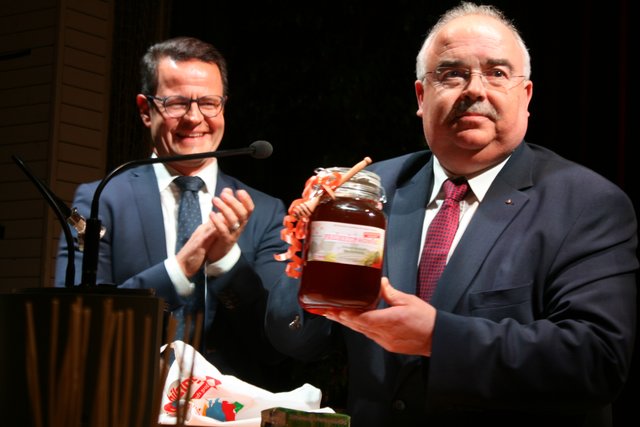 "Freiheitshonig" übergab Joachim Parthon für die Bürgerstiftung.  | Foto: rek