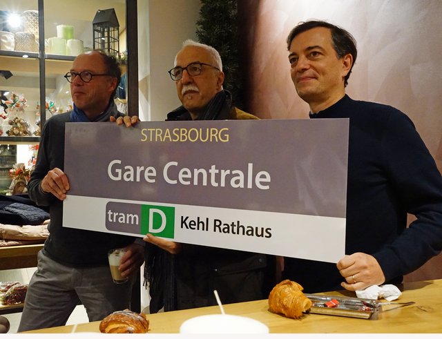 Kehl Baubürgermeister Harald Krapp (v. l.), OB Toni Vetrano und der Erste Beigeordnete der Stadt Straßburg und Präsident der Straßburger Verkehrsbetriebe (CTS), Alain Fontanel | Foto: Stadt Kehl