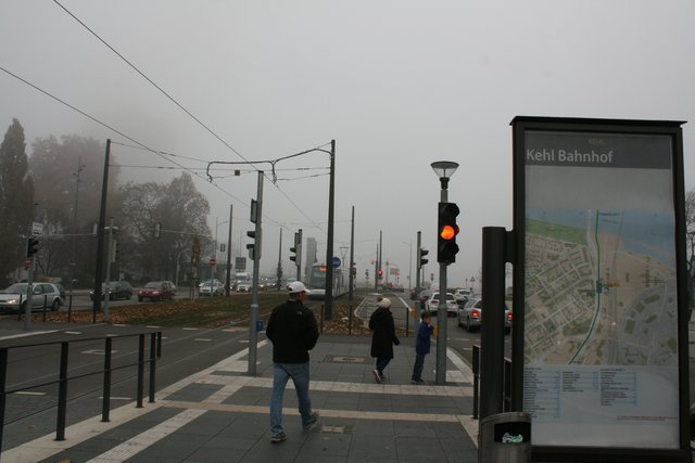 Und dann entschwindet die Tram am Freitag im Nebel über dem Rhein gen Straßburg. | Foto: rek