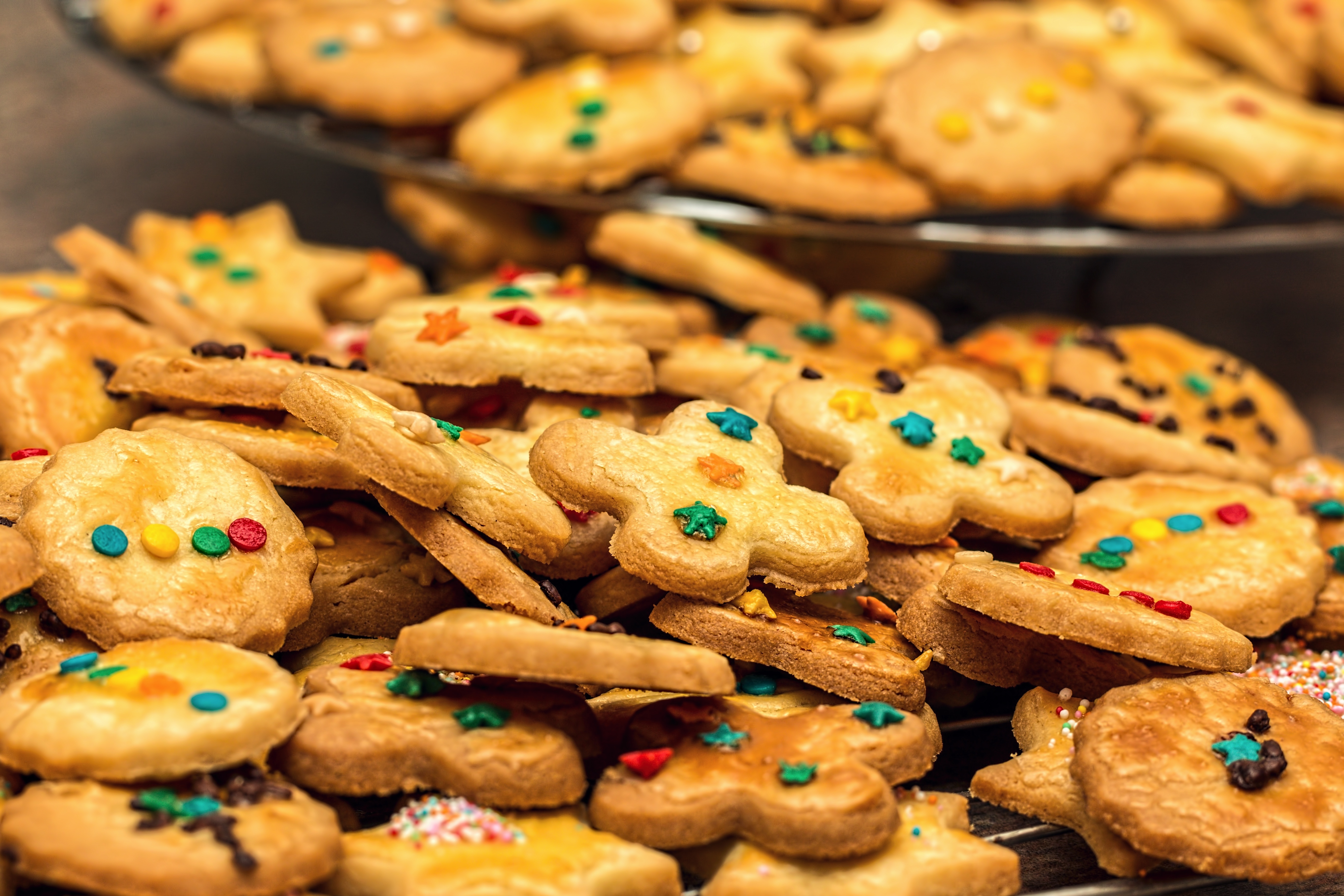 Bunt verziert und lecker: Ausgestochene Butterplätzchen lieben nicht nur Kinder.