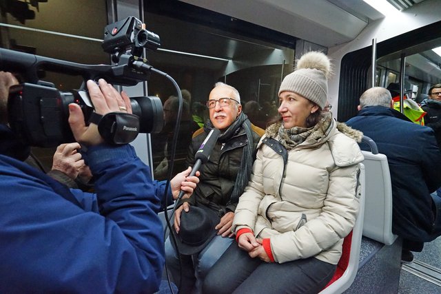 OB Toni Vetrano und Ehefrau Claudia zählen bei starkem Medieninteresse zu den ersten Fahrgästen am frühen Freitagmorgen um 4.49 Uhr. | Foto: Stadt Kehl