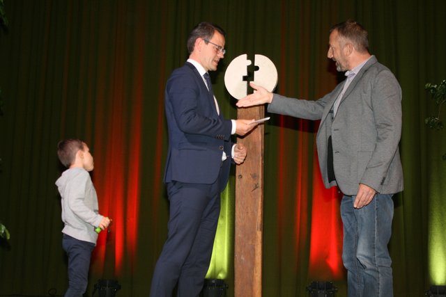 Die Stele mit dem Titel "Kommunikation" ist das Geschenk der Willstätter Vereine an Marco Steffens - überreicht von Reiner Hetzel. | Foto: rek