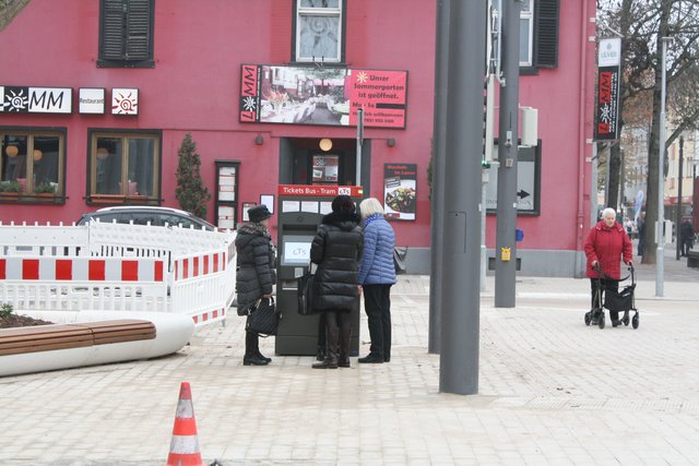 Etwas abseits der Haltestelle steht der Fahrscheinautomat. | Foto: rek