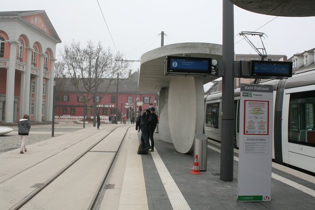 Endstation Rathaus: Seit Freitag fährt die Straßburger Tram bis in die Innenstadt Kehls.  | Foto: rek