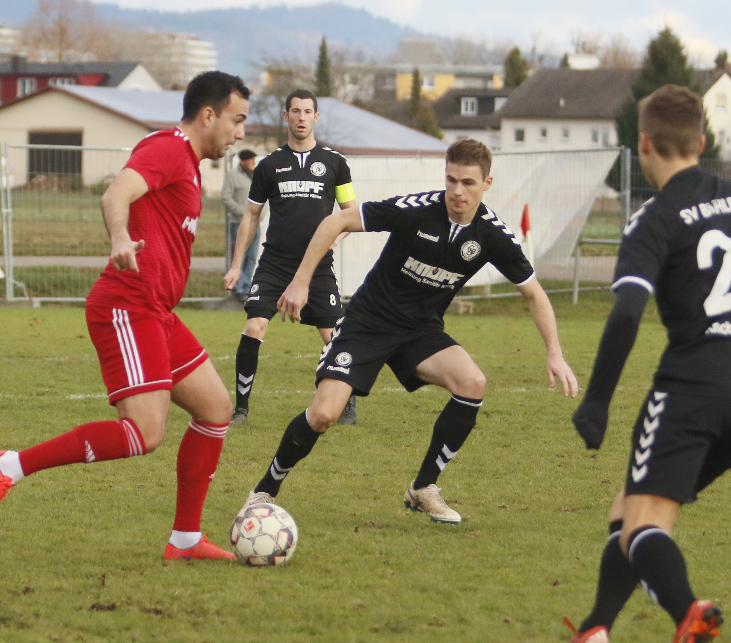 Der FV Langenwinkel (rotes Trikot) gewann gestern Nachmittag gegen den bisherigen Spitzenreiter Bühlertal.