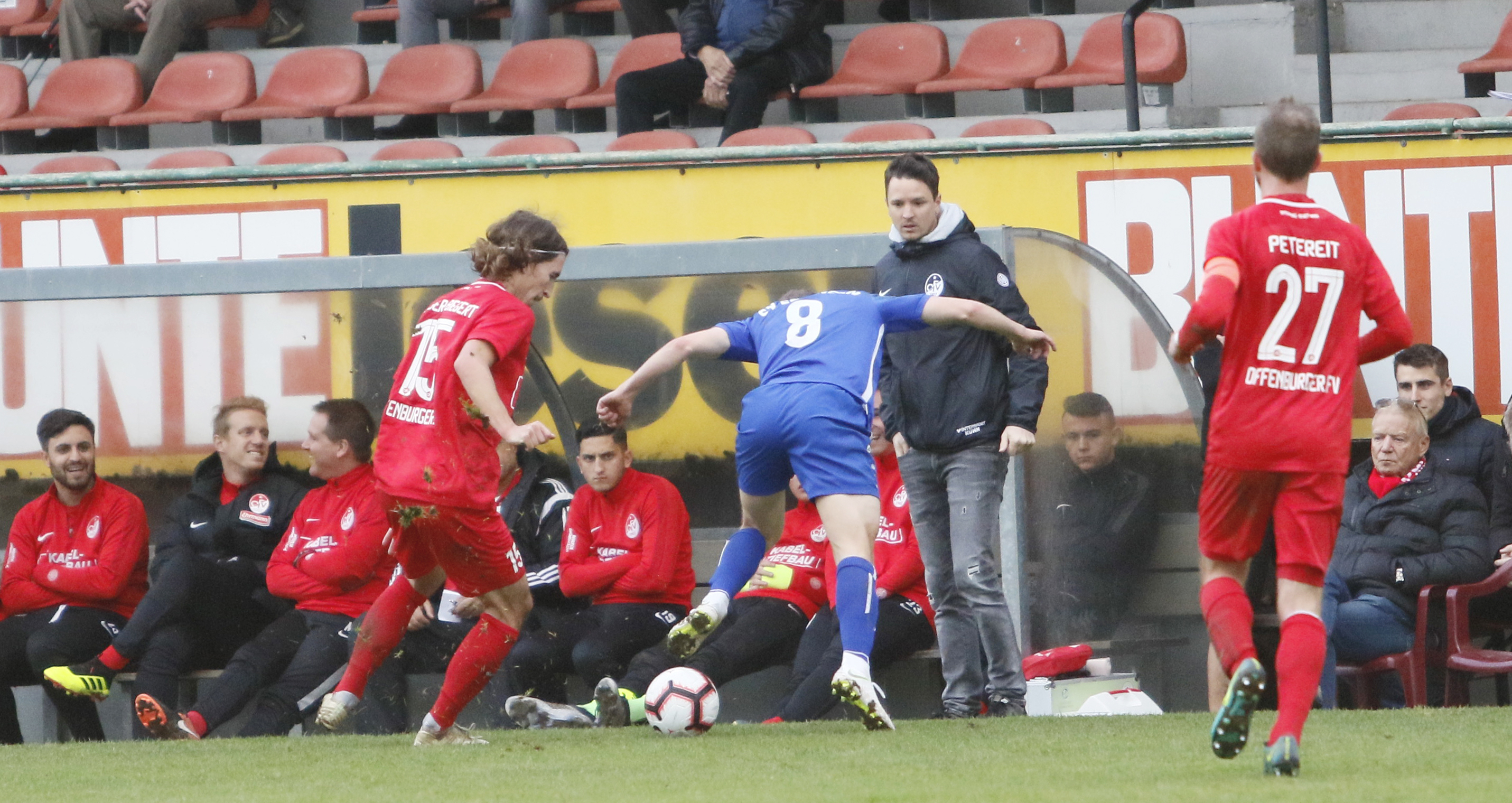 Der SV Endingen (blaues Trikot) hatte beim Offenburger FV keine Chance und strauchelte mit 0:3.
