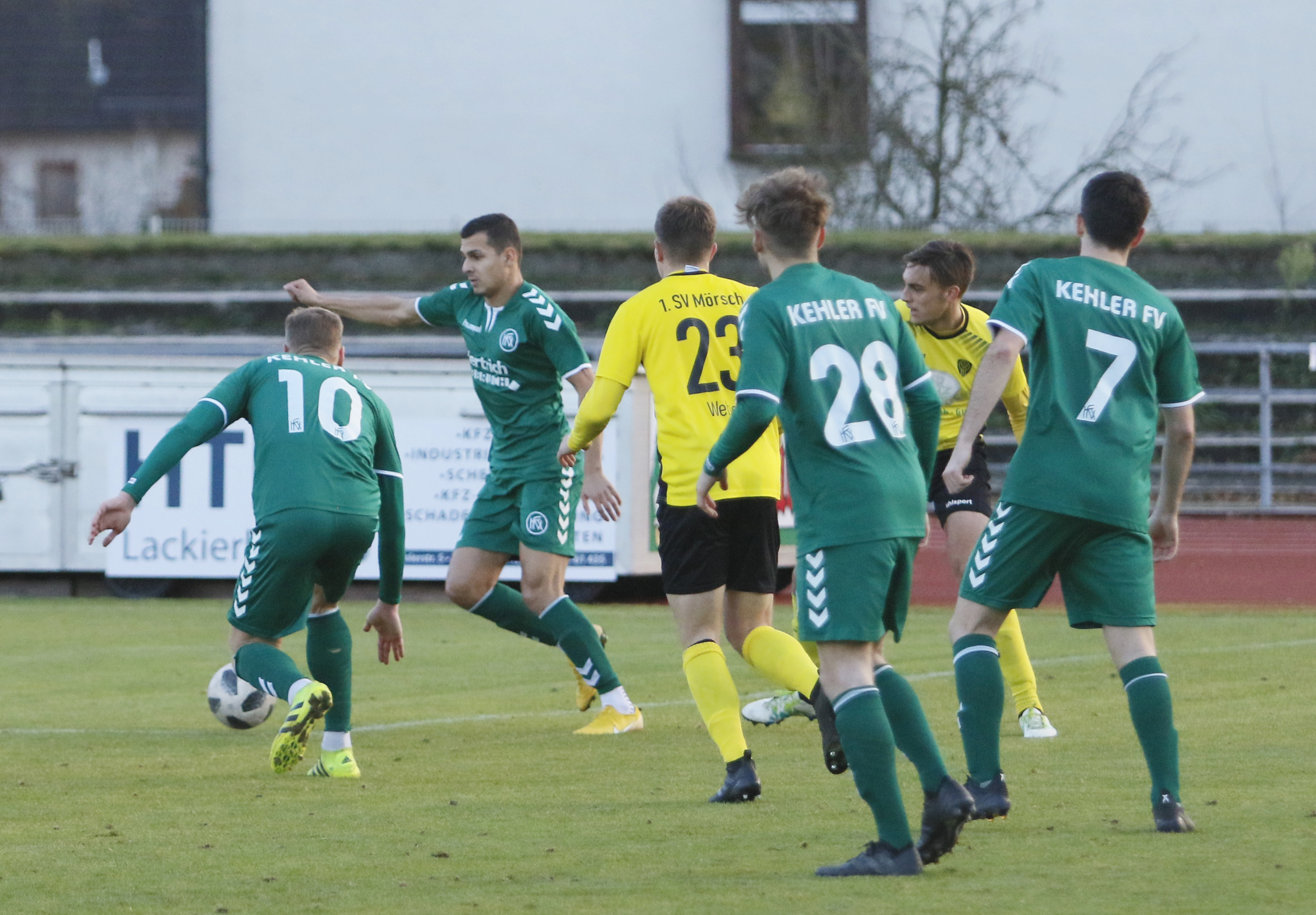 Der Kehler FV (grünes Trikot) gewann nur mühsam mit 1:0 gegen den 1. SV Mörsch.