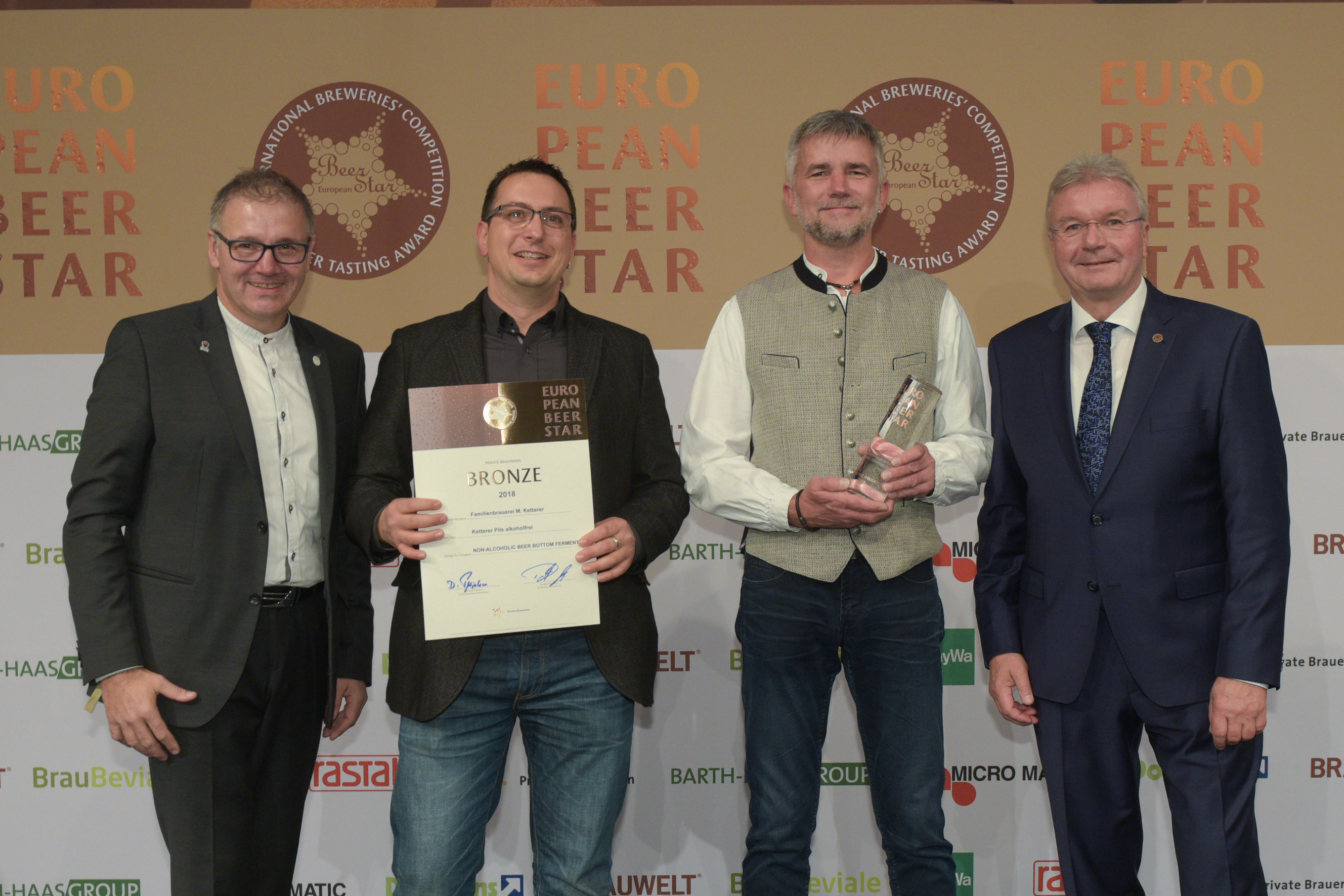 Fünf weitere Trophäen konnte die Brauerei Ketterer für ihre Biere in den Schwarzwald holen. Hier freuen sich Brauführer Ralf Heizmann (Zweiter von rechts) und Bierbrauer Uwe Weißer (links daneben) über Bronze für das alkoholfreie Pils.