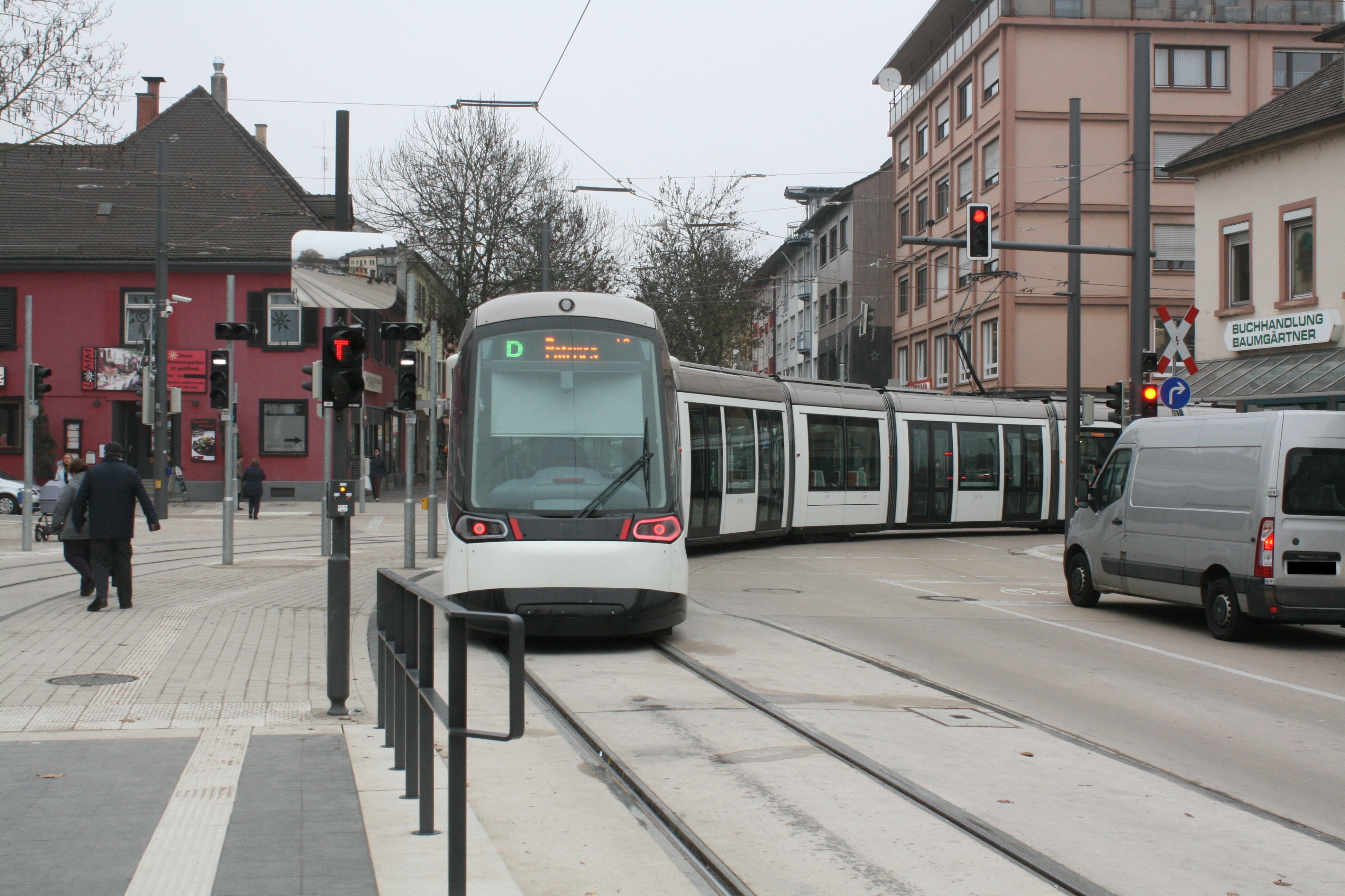 Ein seit Freitag minütlich wiederkehrender Anblick: Die Tram biegt auf den Rathausplatz.