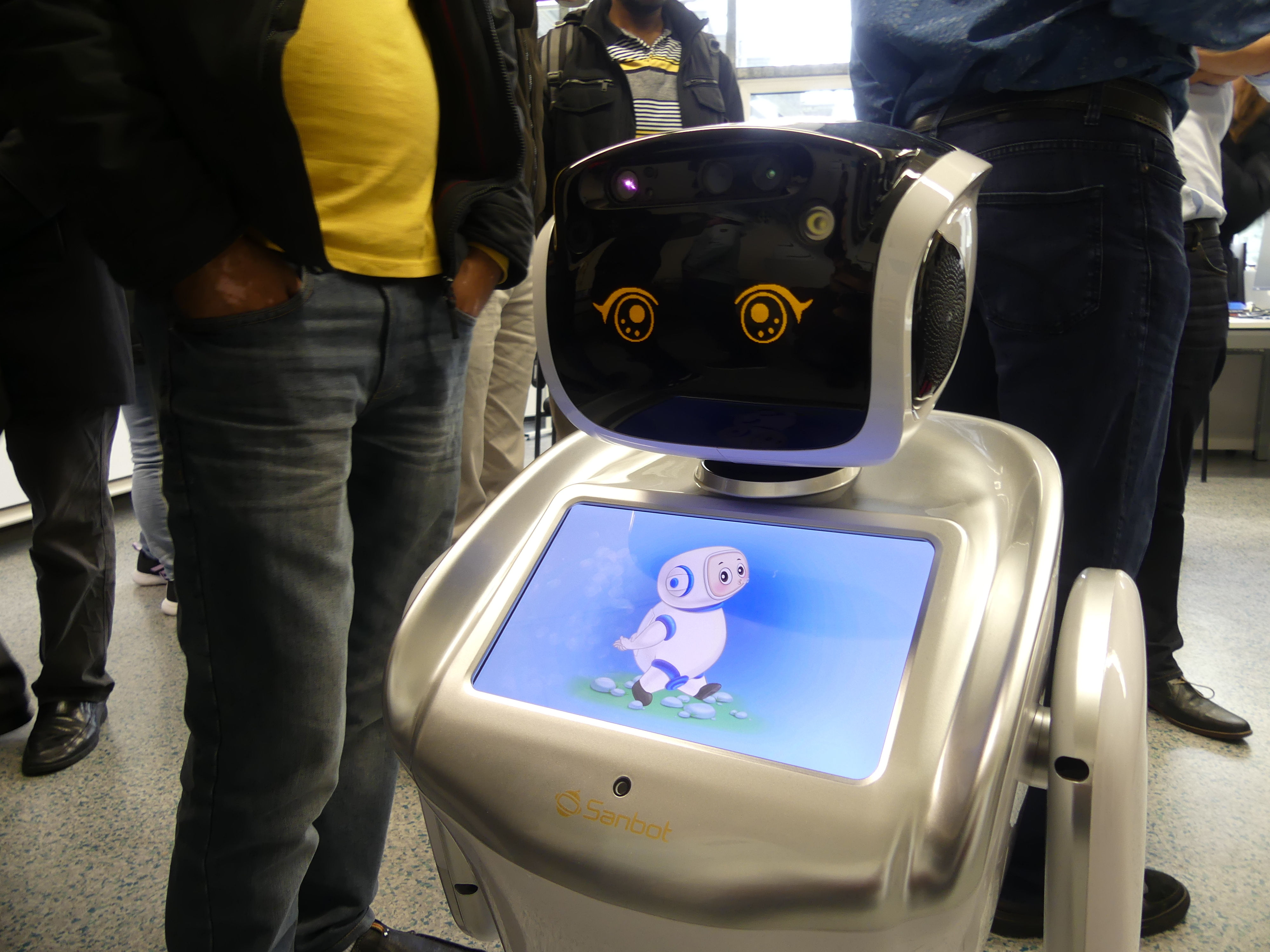 Roboter "Sanbot" wanderte während der Veranstaltung durch die Räumlichkeiten des neuen Instituts.