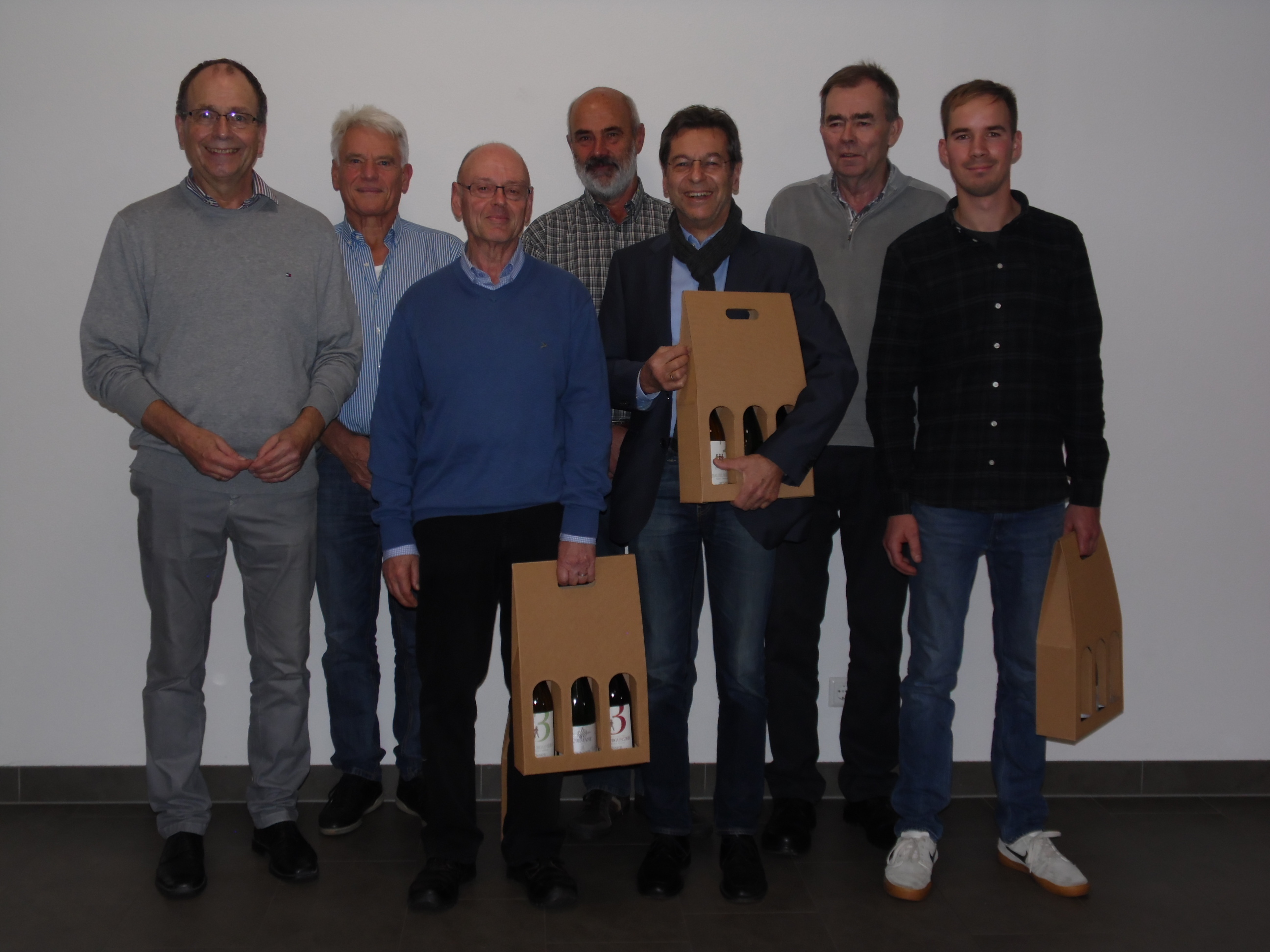 Koordinator Heribert Schramm mit den Geehrten (v. l.): Horst Kessler, Bernhard Niederhofer, Gerhard Litterst, Gerhard Hund, Werner Bostelmann und Samuel Hoy