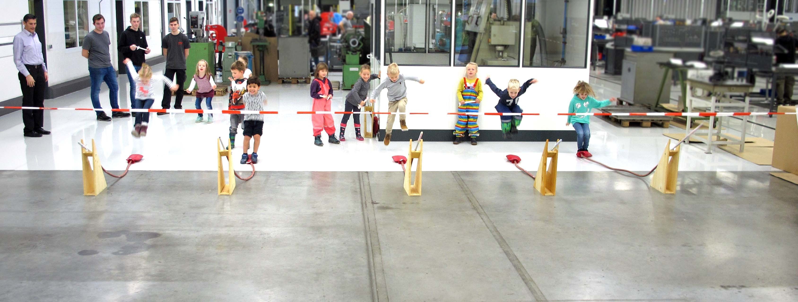 Die Kinder starteten mit Begeisterung die selbstgebauten Raketen.