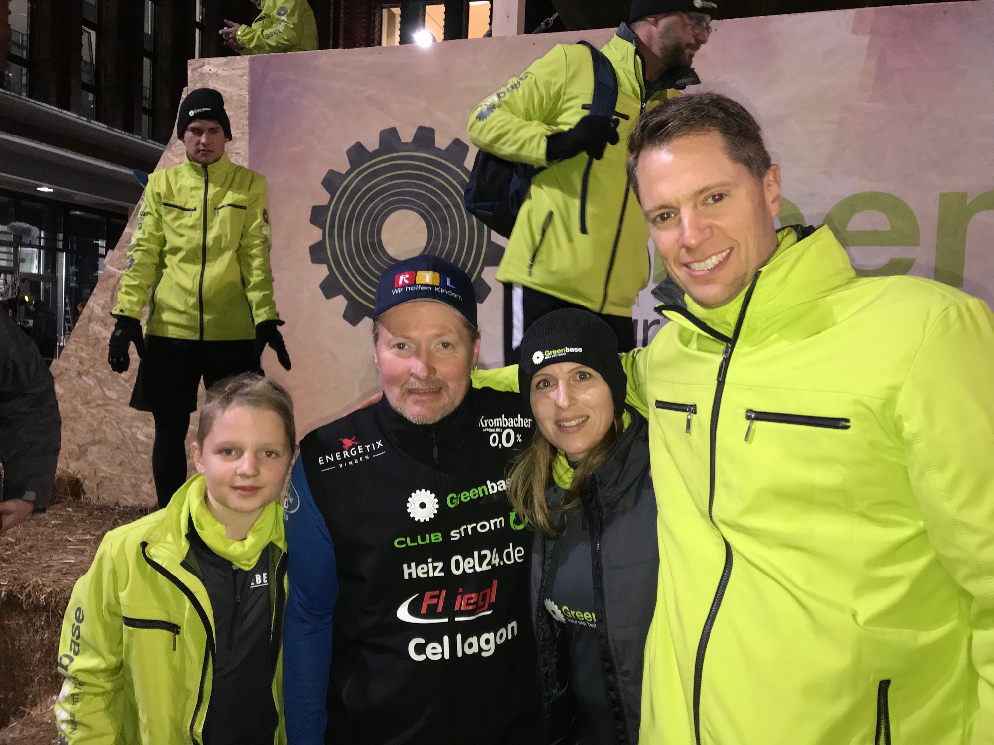 Von links: Sohn Lars mit Joey Kelly und Martina und Nicolas Eberhard beim RTL-Spendenmarathon